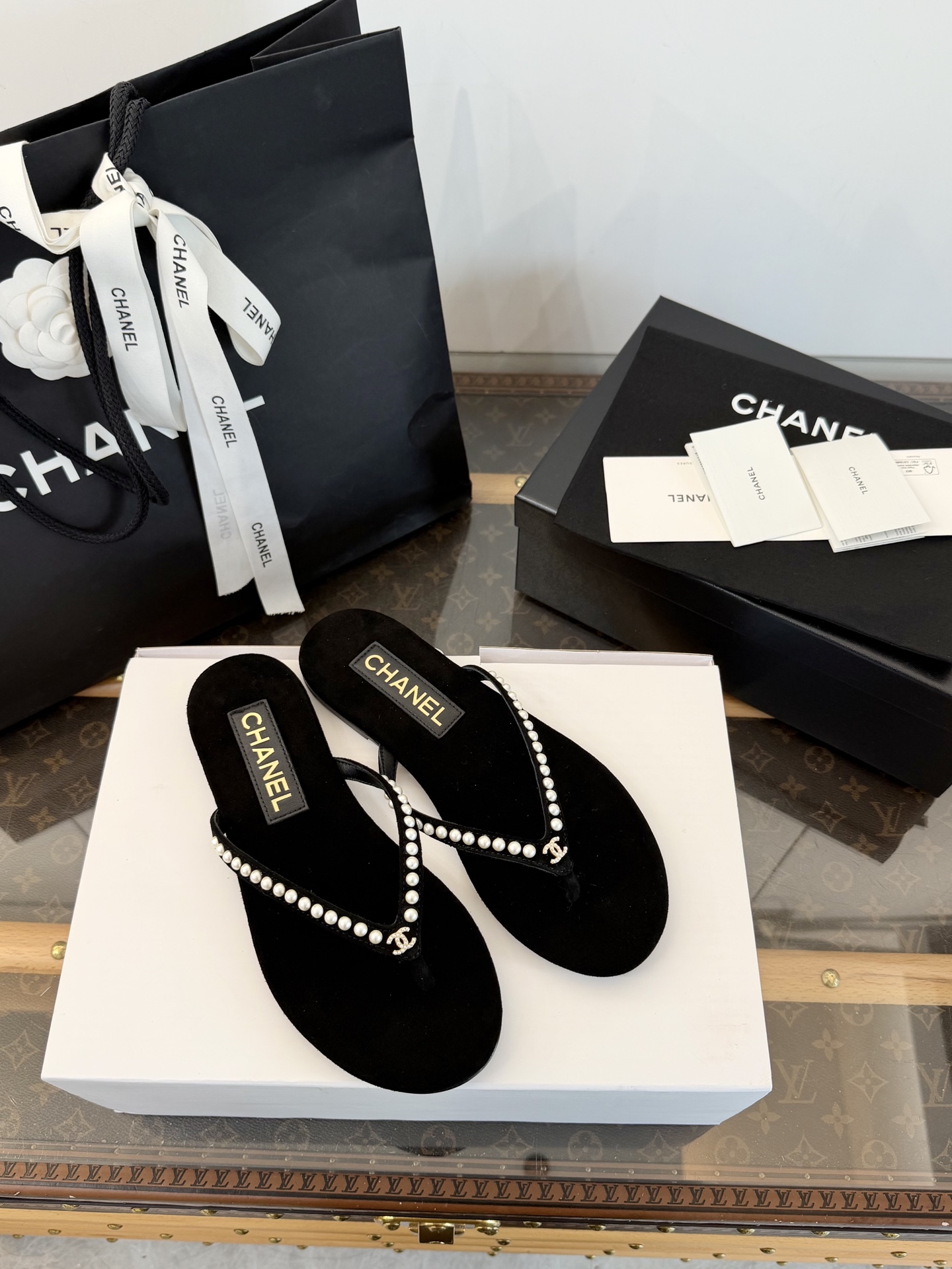 NO:782623,Made in Wandan *||Xiao Xiang Pearl style flip-flops [Wandachang top high-end quality] Pearl-embellished shoelaces bu ling bu ling ~ so beautiful on the feet ~ whitening and slimming ~ exquisite and high-end ~ fashionable and fashionable!  !  Daily travel in summer ~ staycation ~ easy to hod in various occasions ~ of course summer must be beautiful. Differentiating market currency ~ high-end quality is definitely different!  !  : 35, 36, 37, 38, 39, 40, split-toe shoes, slippers19860909莞产 *||小香 珍珠款 夹脚人字拖鞋【莞大厂顶级高端品质】 珍珠点缀鞋带bu ling bu ling的～上脚太美了～显白又显瘦～精致高级～时髦洋气！！ 夏天日常出行～居家度假～轻松hod住各种场合～夏天当然就得美美哒 区别市场通货～高端品质绝对不一样！！ : 35、36、37、38、39、40、,分趾鞋,slippers,Women's Shoes