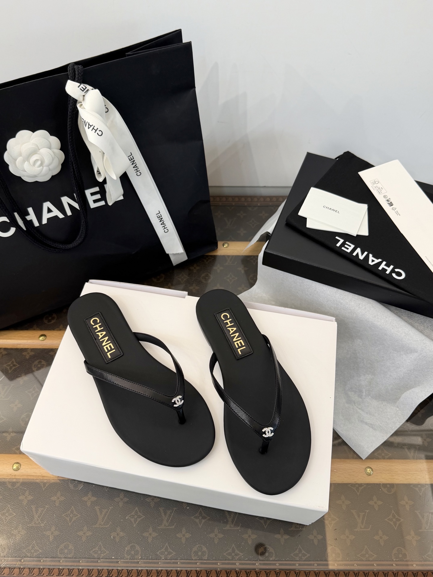 NO:888338,Made in Guan *|| Xiaoxiang's new lambskin double-C rhinestone buckle flip-flop slippers [Wanda factory's top high-end quality] Lambskin material + rhinestone inlay Simple, high-end and elegant ~ Full of texture ~ Refined, fashionable and western style ~ Minimalist high-end style ~ Very light on the feet ~ Soft, comfortable and not stiff ~ Not abrasive at all ~ Daily travel in summer ~ Home vacation ~ Easily accommodate various occasions ~ Of course, it must be beautiful in summer... Different market currency ~ High-end quality is definitely different:  35, 36, 37, 38, 39, 40, slippers, slippers, sheepskin19860909莞产 *||小香全新小羊皮双C水钻扣夹脚人字拖鞋【莞大厂顶级高端品质】 小羊皮材质+水钻镶嵌 简约高级大方～质感满满～精致时髦洋气～极简高级风～ 上脚非常轻盈～柔软舒适不生硬～完全不磨脚～夏天日常出行～居家度假～轻松hod住各种场合～夏天当然就得美美哒…… 区别市场通货～高端品质绝对不一样 : 35、36、37、38、39、40、,拖鞋,slippers,sheepskin,Women's Shoes