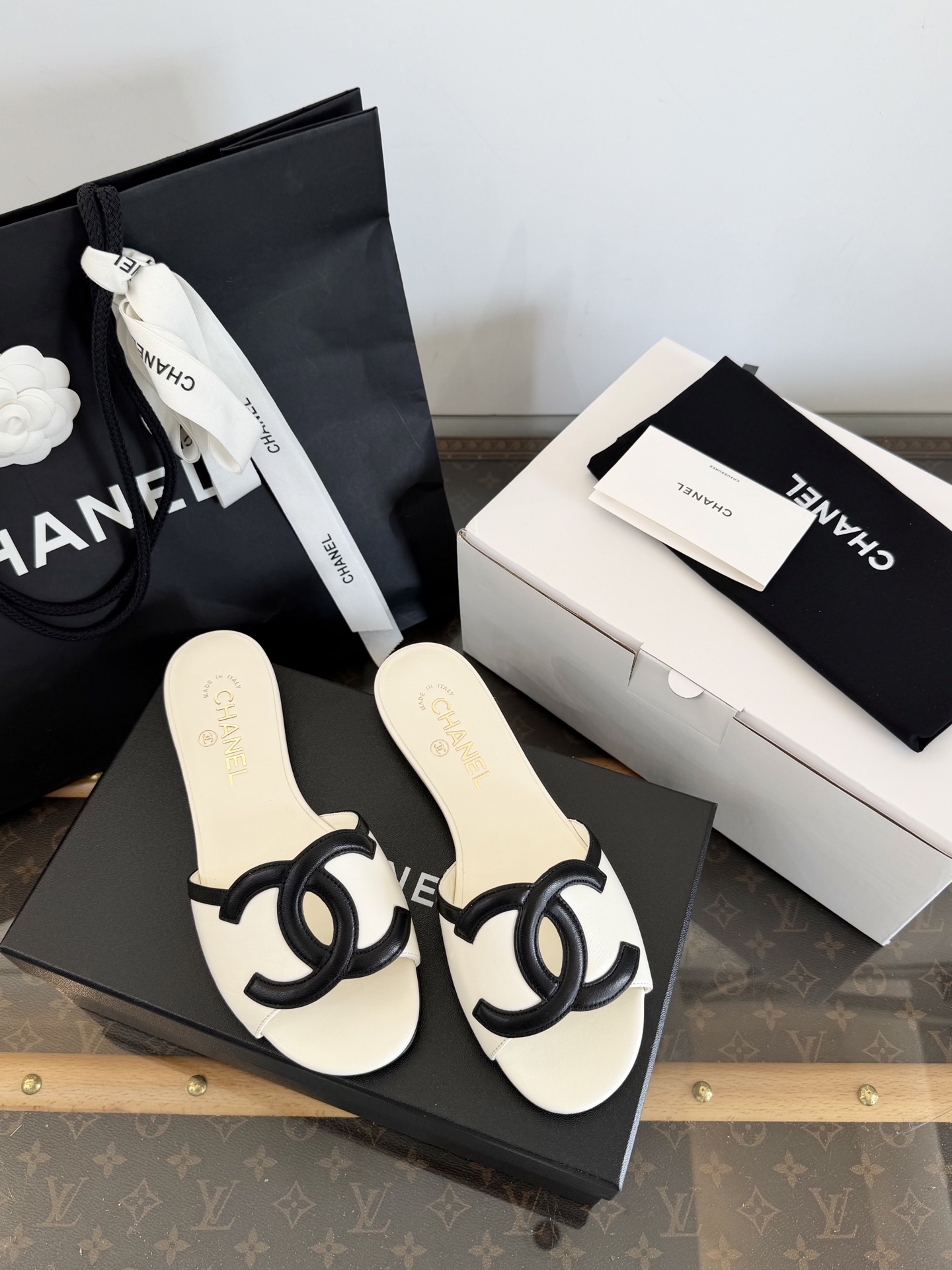 NO:815931,Produced in Wandan *||Xiaoxiang Spring and Summer Double Large Flat Slippers/Mier Sandals [Wandachang Top Purchasing Quality] Purchasing Quality ~ No Pressure when Entering and Leaving. Milky white upper + black double large ones. Clean and noble ~ so beautiful!  !  Beautiful and exquisite | fashionable | luxurious and relaxed feeling. The upper feet are huge and easy to wear ~ make you look thinner and whiter ~ show your temperament ~ very high-end ~ just slip on it for daily use in summer and go out casually ~ of course it must be beautiful... Those who know the goods will naturally understand ~ the quality of purchasing agents is absolutely different 35, 36, 37, 38, 39, 40, slippers, slippers19860909莞产 *||小香春夏双大平底拖鞋/密儿凉拖 【莞大厂顶级代购品质】 代购品质～出入无压力 奶白鞋面+黑色双大 干净又显贵～太美了！！ 美丽精致 | 时髦 | 贵气松弛感 上脚巨巨好穿～显瘦又显白～显气质～巨高级～夏天日常一脚蹬_随性就出门了～当然得美美哒…… 懂货的自然懂～代购品质绝对完全不一样 35、36、37、38、39、40、,拖鞋,slippers,Women's Shoes