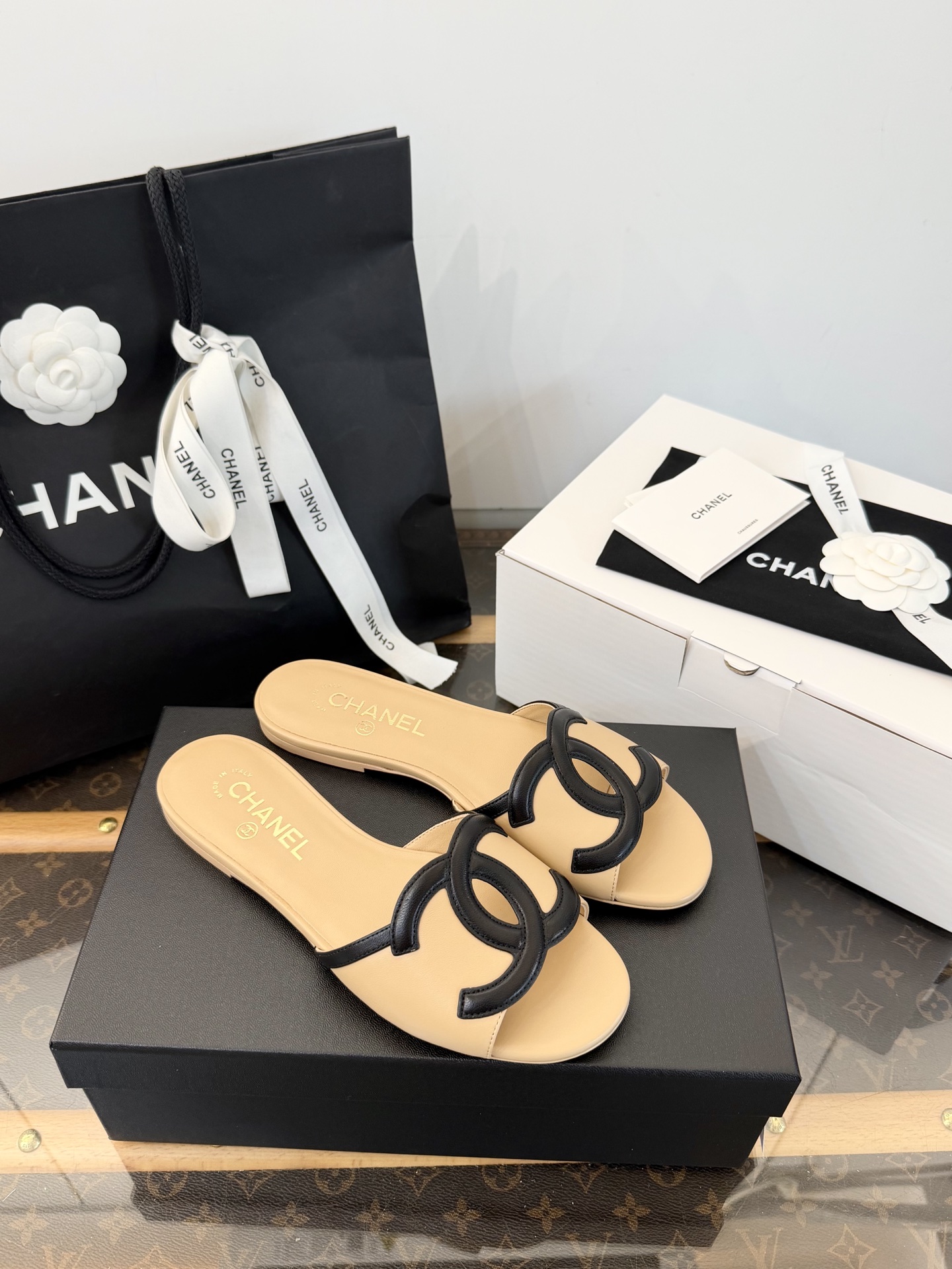 NO:815934,Produced in Wandan *||Xiaoxiang Spring and Summer Double Large Flat Slippers/Mier Sandals [Wandachang Top Purchasing Quality] Purchasing quality ~ no pressure to enter and exit. Milk tea color upper + black double large ones. Clean and noble ~ so beautiful!  !  Beautiful and exquisite | fashionable | luxurious and relaxed feeling. The upper feet are huge and easy to wear ~ make you look thinner and whiter ~ show your temperament ~ very high-end ~ just slip on it for daily use in summer and go out casually ~ of course it must be beautiful... Those who know the goods will naturally understand ~ the quality of purchasing agents is absolutely different 35, 36, 37, 38, 39, 40, slippers, slippers19860909莞产 *||小香春夏双大平底拖鞋/密儿凉拖 【莞大厂顶级代购品质】 代购品质～出入无压力 奶茶色鞋面+黑色双大 干净又显贵～太美了！！ 美丽精致 | 时髦 | 贵气松弛感 上脚巨巨好穿～显瘦又显白～显气质～巨高级～夏天日常一脚蹬_随性就出门了～当然得美美哒…… 懂货的自然懂～代购品质绝对完全不一样 35、36、37、38、39、40、,拖鞋,slippers,Women's Shoes