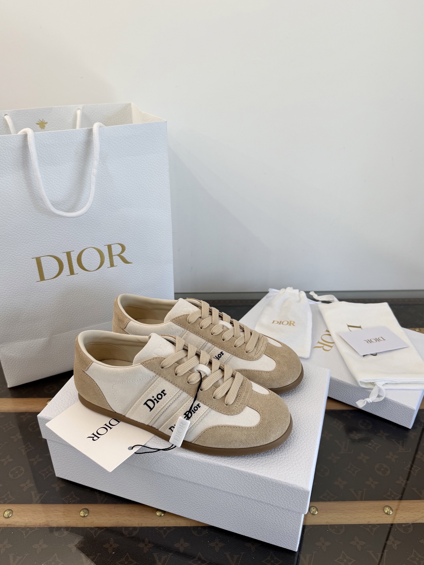 Dior 2026SS Nouvelle sneaker vintage brodée avec ruban en sangle, chaussure d'entraînement allemande, abricot nude/rose cerisier, qualité supérieure