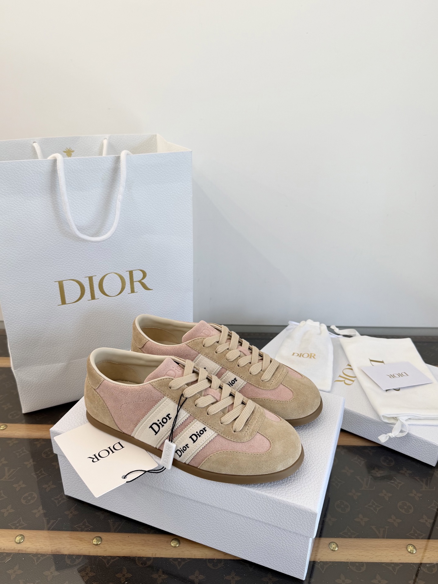 Dior 2026SS Nouvelle sneaker vintage brodée avec ruban en sangle, chaussure d'entraînement allemande, abricot nude/rose cerisier, qualité supérieure