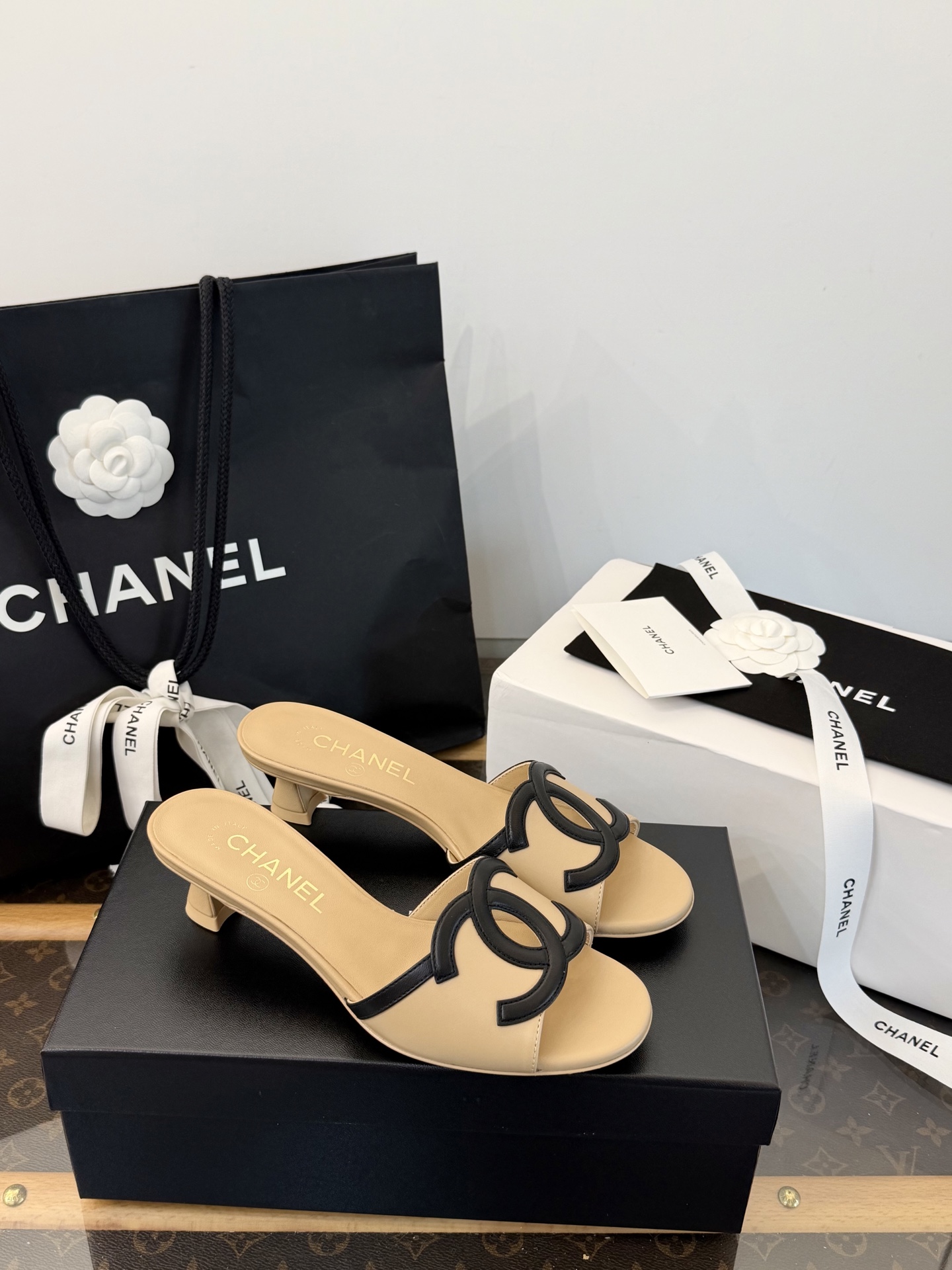 CHANEL Spring/Summer Flat Sandals Slippers - Brightens Skin Tone ~ Elegant - Top Quality