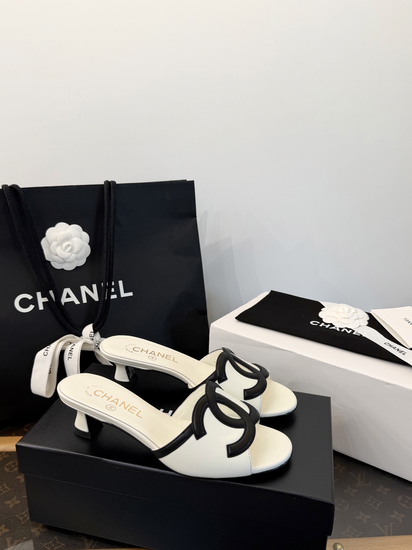 NO:815935,Made in Wandan *||Xiaoxiang Spring and Summer Double Large Kitten Heel Slippers/Mier Sandals [Wanda Factory’s Top Purchasing Quality] Purchasing Quality ~ No Pressure in and Out Double Large +4.5cm Kitten Heels Huge and Beautiful ~ Very Easy to Wear ~ Walking Very Stable ~ Elongate Leg Lines!  !  The on-foot temperament is high-end ~ daily commuting and small dates ~ a little noble and sexy ~ one-step_go out casually ~ looks good no matter how you wear it ~ of course it must be beautiful in summer... Those who know the goods will naturally understand ~ the quality of purchasing agents is definitely completely different 35, 36, 37, 38, 39, 40, slippers, slippers19860909莞产 *||小香春夏双大小猫跟拖鞋/密儿凉拖 【莞大厂顶级代购品质】 代购品质～出入无压力 双大 +4.5cm小猫跟 巨巨巨美～巨好穿～走路非常稳～拉长腿部线条！！ 上脚气质高级～日常通勤小约会～小贵气又性感～一脚蹬_随性出门～随便怎么搭都好好看～夏天当然得美美哒…… 懂货的自然懂～代购品质绝对完全不一样 35、36、37、38、39、40、,拖鞋,slippers,Women's Shoes