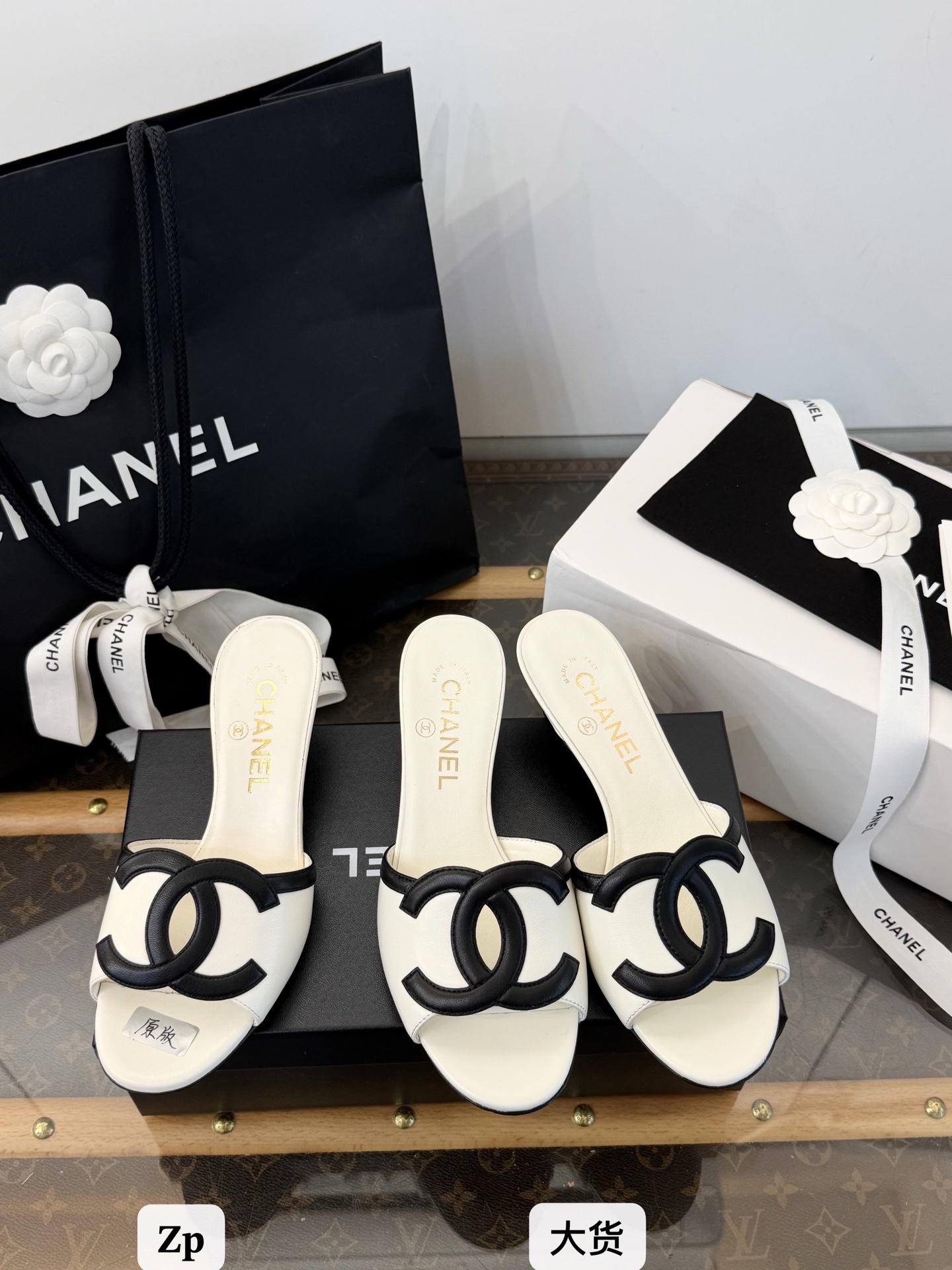 NO:815911,Original large-scale products, exclusive purchase counters in the market. We do not make products based on pictures. We do not just brag that we are the same. Seeing is believing. The comparison pictures are the greatest sincerity in development. Slippers, slippers19860909原版大货 市场独家购入专柜 并不是看图做货～不会只吹嘘自己一样～眼见为实～对比图就是最大的开发诚意,拖鞋,slippers,Women's Shoes