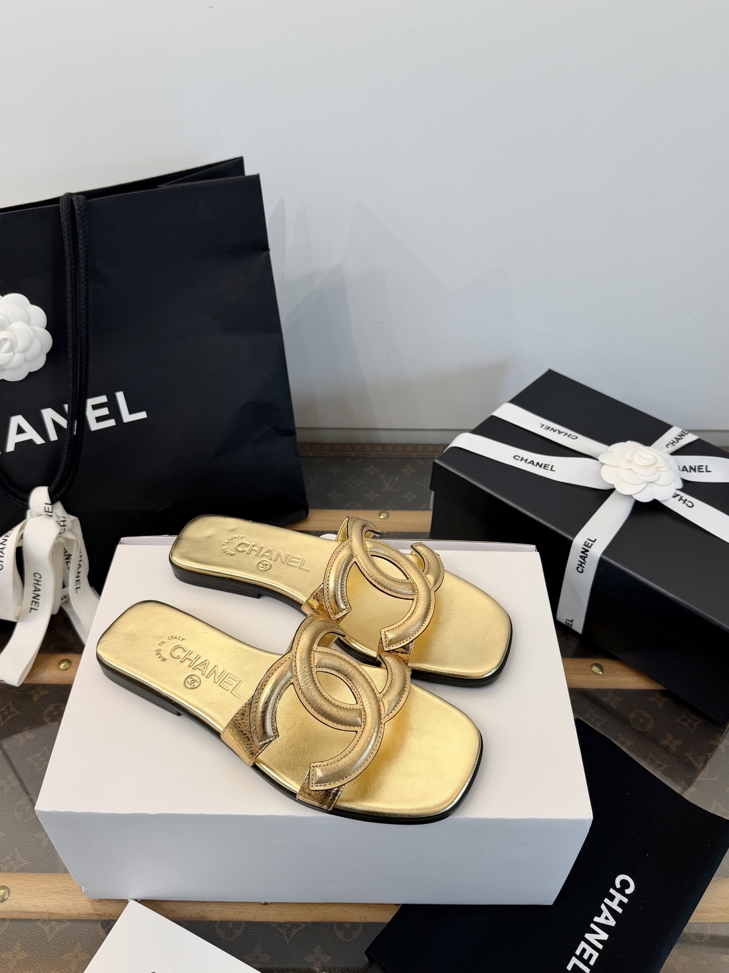 NO:815936,Made in Wandan *||Xiao Xiang fully hollowed out double large crocodile pattern one-line slippers and sandals [Wanda Factory’s top purchasing quality] Purchasing quality ~ no pressure in and out Double C stitching + crocodile pattern + full hollow design Beautiful and exquisite | fashionable | noble and relaxed feeling Square toe and toe to modify the foot shape ~ high-end temperament ~ daily commuting and small dates ~ one-step_ casual going out ~ looks good no matter how you wear ~ of course it must be beautiful in summer...  Those who know the goods will understand~ The quality of purchasing agents is absolutely different. 35, 36, 37, 38, 39, 40, slippers, slippers19860909莞产 *||小香全镂空双大鳄鱼纹一字拖鞋凉拖 【莞大厂顶级代购品质】 代购品质～出入无压力 双C缝线+鳄鱼纹+全镂空设计 美丽精致 | 时髦 | 贵气松弛感 方头上脚修饰脚型～气质高级～日常通勤小约会～一脚蹬_随性出门～随便怎么搭都好好看～夏天当然得美美哒…… 懂货的自然懂～代购品质绝对完全不一样 35、36、37、38、39、40、,拖鞋,slippers,Women's Shoes