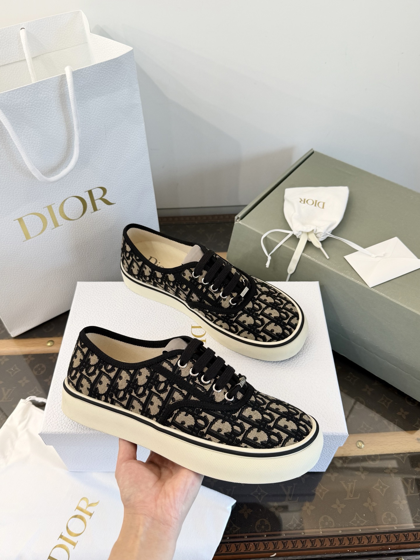 Dior 2026SS nouvelle sneaker Saltwind avec broderie monogramme, semelle épaisse, talon compensé 3,5 cm, qualité supérieure