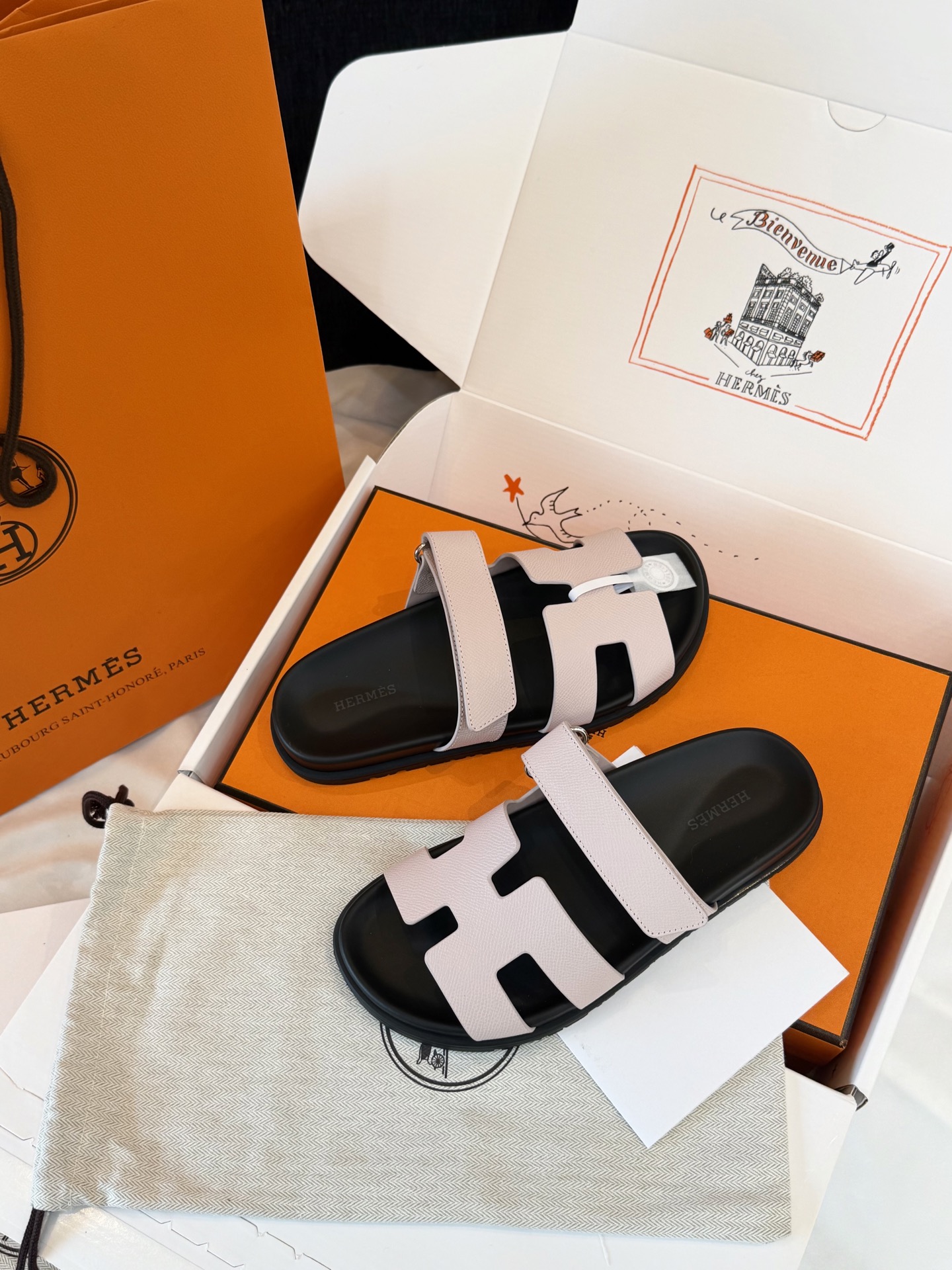 NO:888654,As always, the whole set is consistent, with high-end packaging and genuine products, all distributed to you!  !  ,slippers,slippers19860909一如既往～全套一致～高档包装 正品有的～都配给你们！！,拖鞋,slippers,Women's Shoes