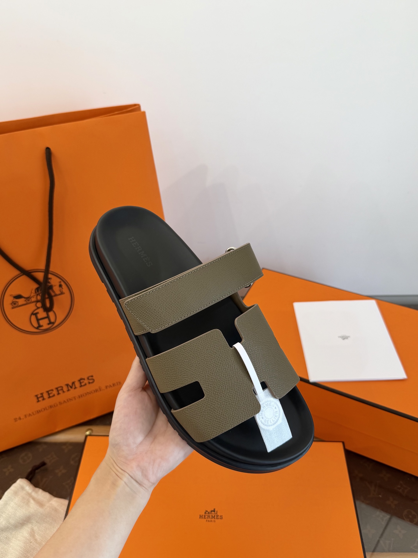NO:888696,More details - Upper ①Imported first-layer calfskin ~ ②Imported first-layer embossed cowhide~ ③Imported hybrid cashmere leather~ Lining ①Imported first-layer cowhide lining ②Imported sheepskin lining Foot pads //Mid-sole packaging imported first-layer calfskin Outsole Exclusive original 1:1 molded TU outsole [thickness is about 3cm] Those who know the goods will naturally understand ~ The quality of purchasing agents is definitely completely different!  !  39, 40, 41, 42, 43, 44, 45, [46, 47, 48, and above sizes ~ can be customized without return or exchange], slippers, slippers, cowhide, sheepskin19860909更多细节- 鞋面①进口头层小牛皮～②进口头层压花牛皮～ ③进口混种羊绒面皮～ 内里①进口头层牛皮里 ②进口羊皮里 垫脚//中底包料进口头层小牛皮 大底独家原版1:1开模TU大底【厚度3cm左右】 懂货的自然懂～代购品质绝对完全不一样！！ 39、40、41、42、43、44、45、【46、47、48、以上码数～可定制不退不换】,拖鞋,slippers,cowhide,sheepskin,Women's Shoes