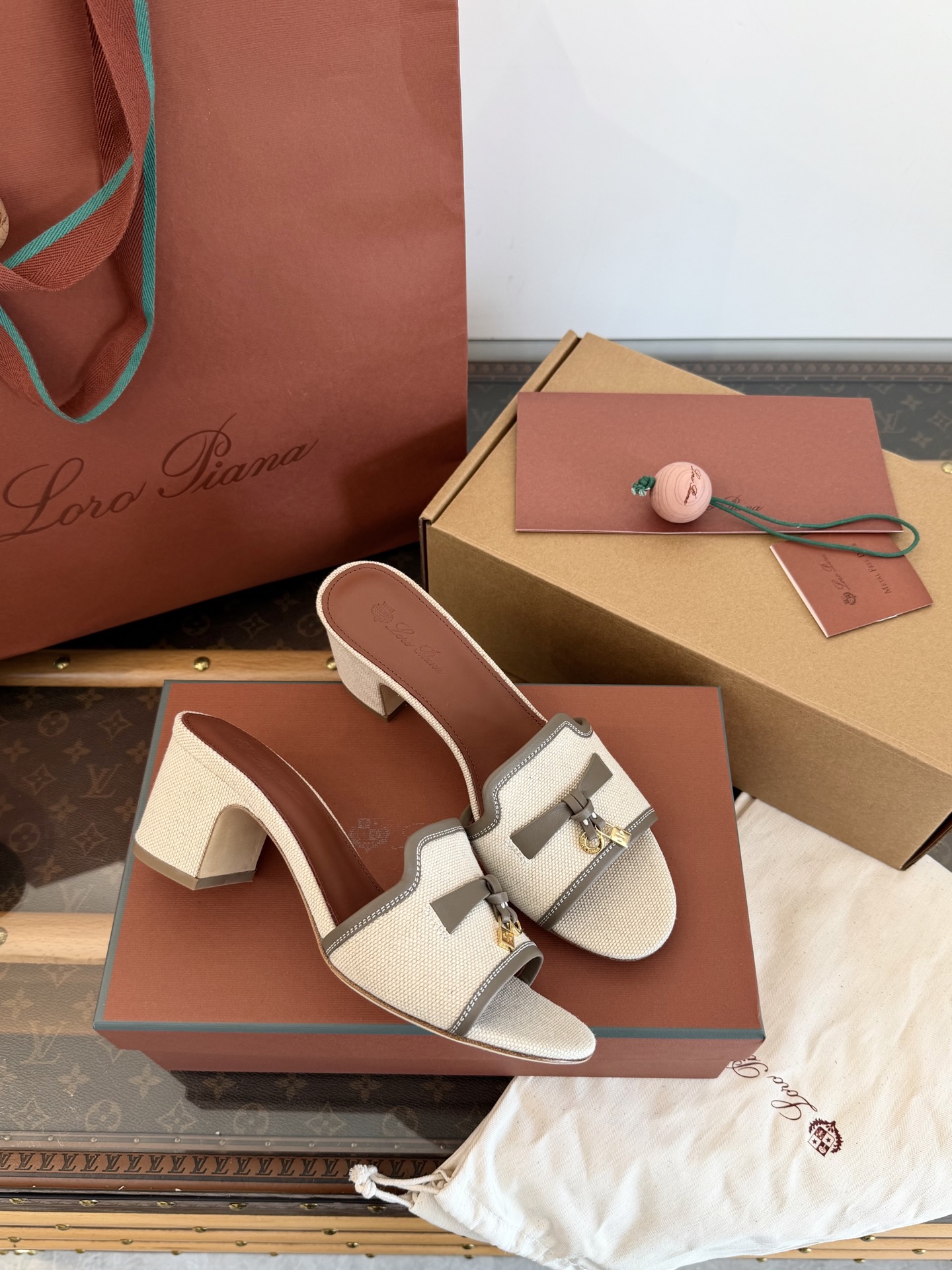 NO:888273,Produced in Wanguan.||Nuoyoupianya's latest summer Charms thick heel slippers [Wanda factory's top purchasing quality] Purchasing quality ~ no pressure to get in and out Linen and canvas 6.5cm thick heel sandals Low saturated color ~ overall temperament is clean and relaxed ~ elegant, gentle and noble. The 6.5cm thick heel increases in seconds ~ walking is very stable ~ just kick on and go out  Summer daily travel ~ slim and white ~ intellectual and high-end ~ minimalist old money style casual and natural feeling. It is by no means a common product in the market. Those who know the goods will naturally understand ~ the purchasing quality is absolutely completely different. 35, 36, 37, 38, 39, 40, [41 size, no questions asked, no refunds, no exchanges], slippers, sandals, slippers19860909莞产 .||诺悠翩呀最新summer Charms粗跟拖鞋【莞大厂顶级代购品质】 代购品质～出入无压力 亚麻配帆布6.5cm粗跟凉鞋 低饱和配色～整体气质干净松弛～优雅温柔又显贵气 6.5cm粗跟秒增高～走路特别稳～随意一脚蹬就出门了 夏天日常出行～显瘦又显白～知性且高级～极简老钱风的随性自然感 绝不是市场很普通货 懂货的自然懂～代购品质绝对完全不一样 35、36、37、38、39、40、【41码无问题不退不换】,拖鞋,sandals,slippers,Women's Shoes