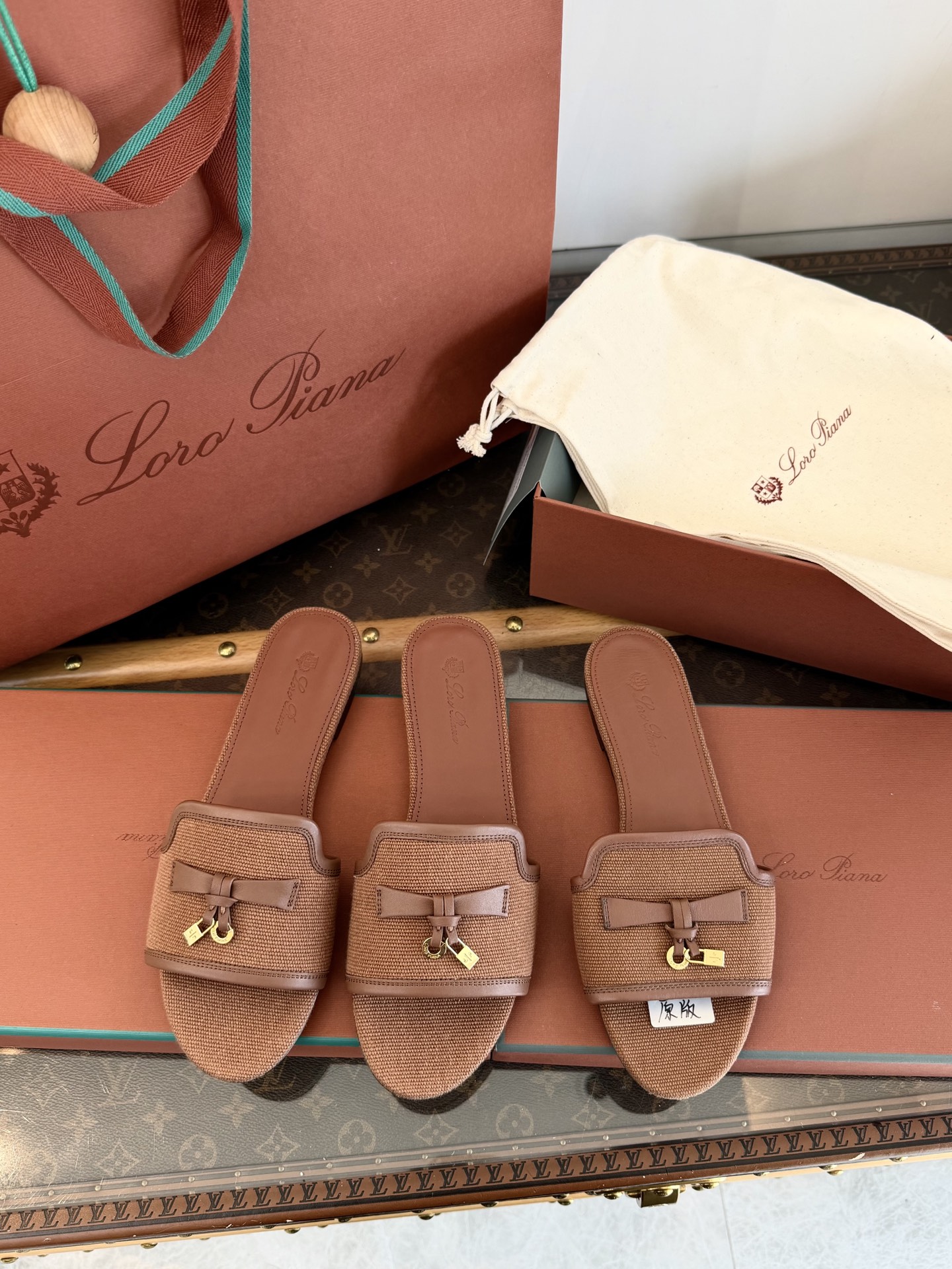 NO:888298,Original large product, exclusive two colors, original version bought, not produced based on pictures, shoe shape!  work!  detail!  color!  All are produced according to the original version 1:1 ~ Seeing is believing ~ The comparison picture shows the greatest sincerity in development, slippers, slippers19860909原版大货 独家两个颜色原版都买了 并不是看图生产 鞋型！做工！细节！ 颜色！全部按照原版1:1生产～眼见为实～对比图就是最大的开发诚意,拖鞋,slippers,Women's Shoes