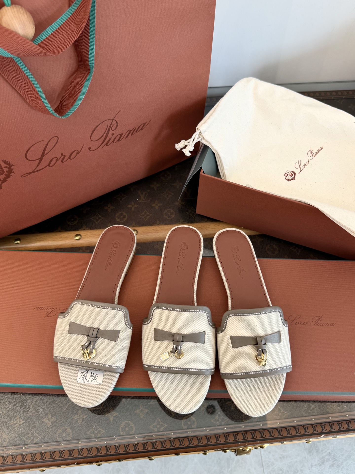 NO:888304,Original bulk goods. Exclusive purchase counter in the market. Real super purchasing version~exactly the same~99 degree of restoration, slippers, slippers19860909原版大货 市场独家购入专柜 真正的超代购版本～分毫不差～还原度99,拖鞋,slippers,Women's Shoes