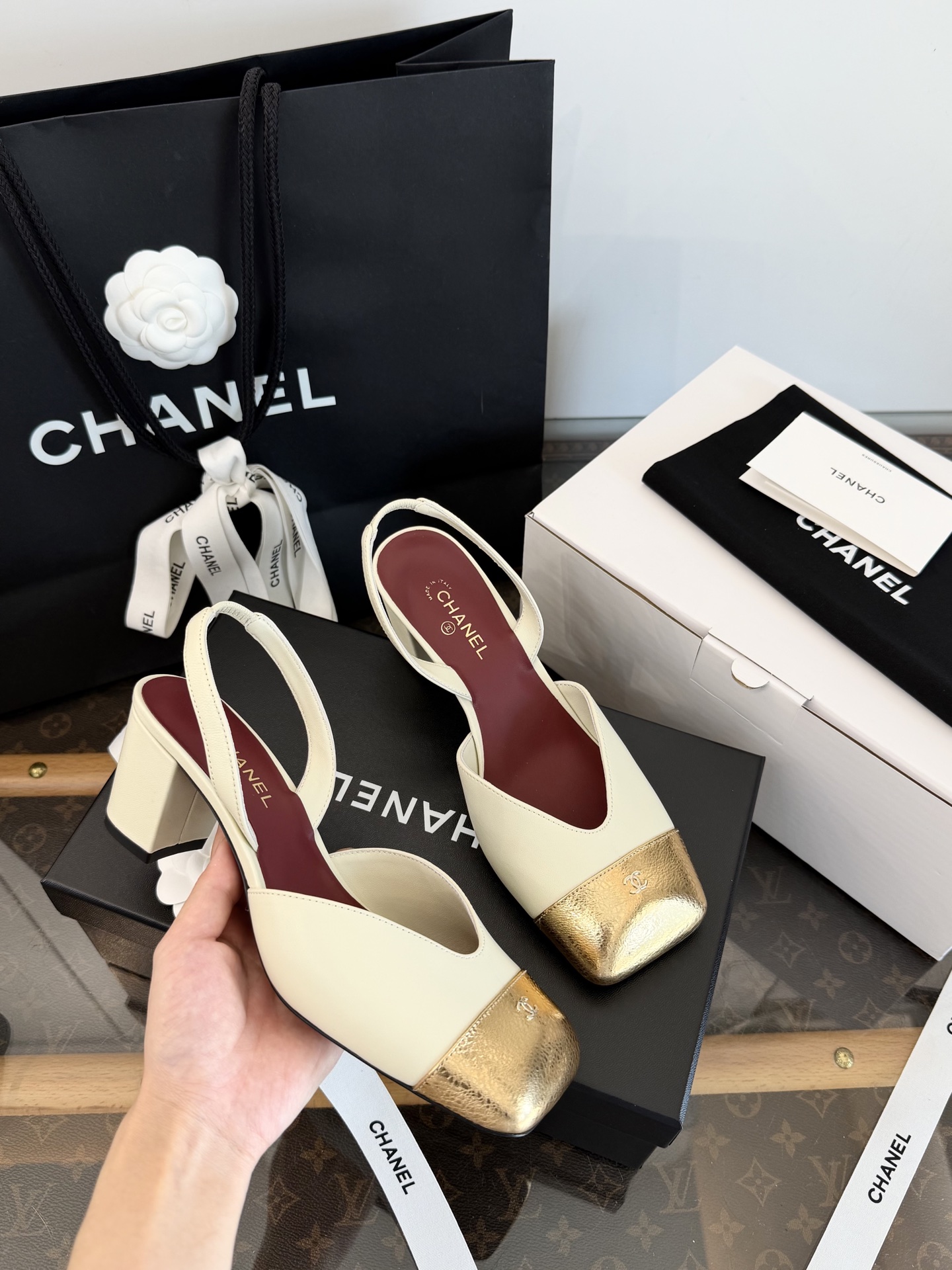 NO:888261,Made in Wandan *||Xiaoxiang's new square toe color-blocked 6cm medium thick heel sandals [Wanda factory's top purchasing quality] Purchasing quality ~ no pressure to get in and out Square toe color matching + patent leather toe + empty back design A bit small and high-end ~ so beautiful Exquisite and noble/fashionable/unique and charming The 6cm thick heel will increase in seconds ~ stable and stable  It looks N times better on the feet than in real life ~ super slimming and whitening ~ full of aura ~ suitable for any noble occasion ~ super elegant. It is by no means a common product in the market. Those who know the goods will naturally understand ~ the quality of purchasing agents is absolutely completely different!  !  35, 36, 37, 38, 39, 40,,sandals,sandals19860909莞产 *||小香全新方头拼色6cm中粗跟凉鞋【莞大厂顶尖代购品质】 代购品质～出入无压力 方头拼色+漆皮鞋头+后空设计 有点小高级～太美了 精致贵气/时髦/独特又迷人 6cm粗跟秒增高～稳稳当当滴 上脚比实物好看N倍～超级显瘦显白～气场十足～适合任何高贵场合～超显气质 绝不是市场很普通货 懂货的自然懂～代购品质绝对完全不一样！！ 35、36、37、38、39、40、,凉鞋,sandals,Women's Shoes