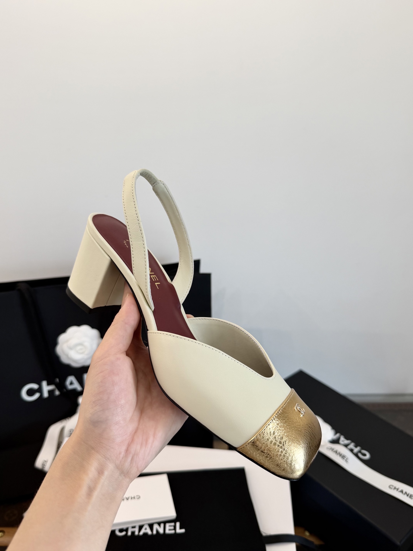 NO:888282,Here comes the point!  The height of the 6cm gold thick heel is not too high and adds to the aura. It is so stable that you can walk without feeling tired when shopping and commuting all day~ Suitable for any noble occasion. The V-shaped design of the upper can be easily controlled by those with fat feet. The thin strap + elastic band design at the back is super easy to put on and take off, and it does not constrict your feet when walking. The low-key and exquisite details hide the sense of luxury in every place. One shoe can be used for all occasions, and the sense of elegance is directly achieved~, sandals, sandals, gold19860909重点来啦！ 6cm黄金粗跟高度 不会太高又自带增高气场 走路稳到飞起,逛街通勤一整天都不累脚～适合任何高贵场合 鞋面V型设计,脚微胖的也可以轻松驾驭, 后空脚裸细带+松紧带设计 穿脱超方便,走路完全不勒脚 低调又精致的细节,把高级感藏在每一处,一鞋搞定所有场合,优雅感直接拉满～,凉鞋,sandals,gold,Women's Shoes