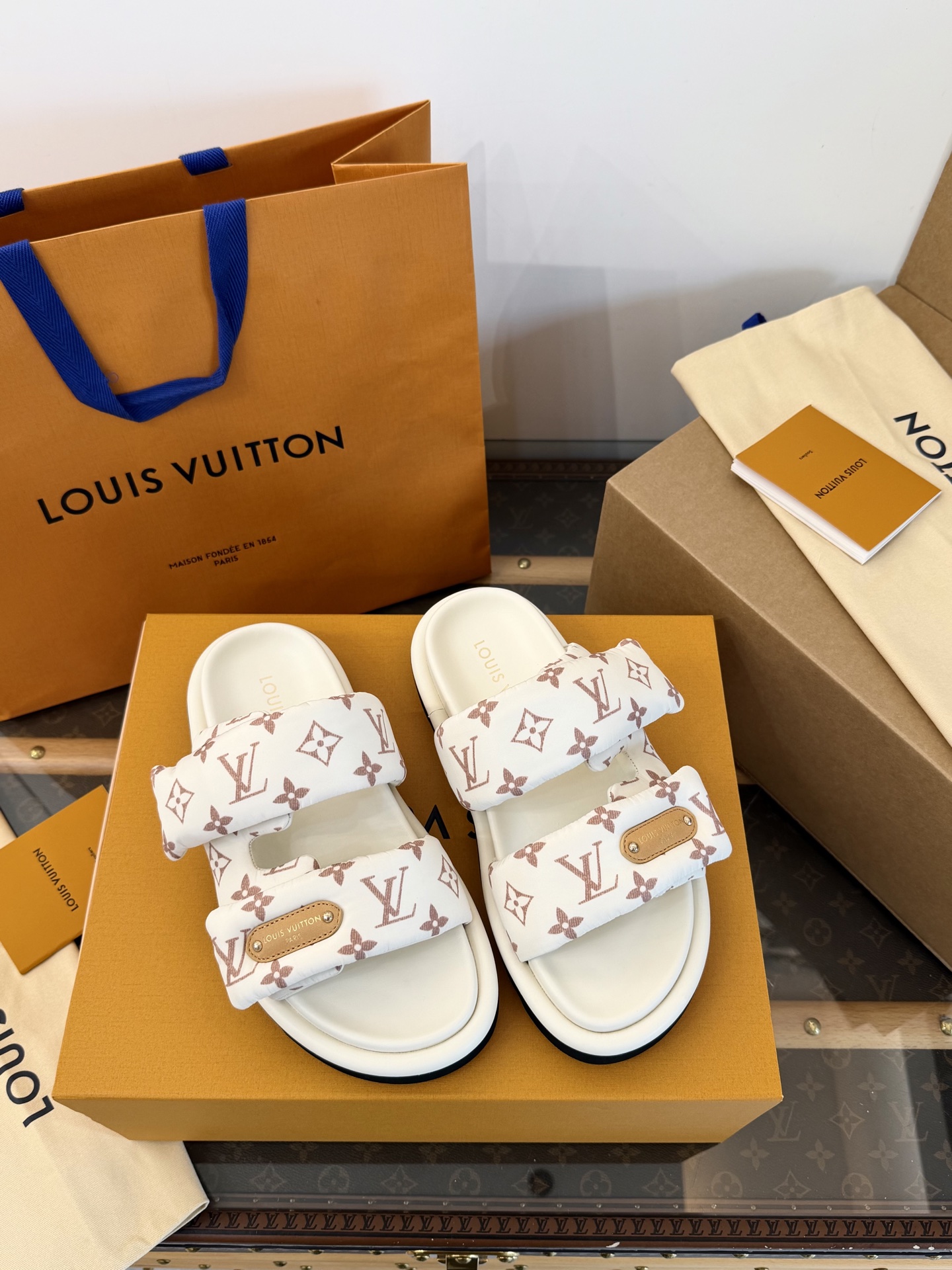 LOUIS VUITTON sandales chaussons à bride imprimée, fermeture velcro, semelle épaisse 5cm en mousse