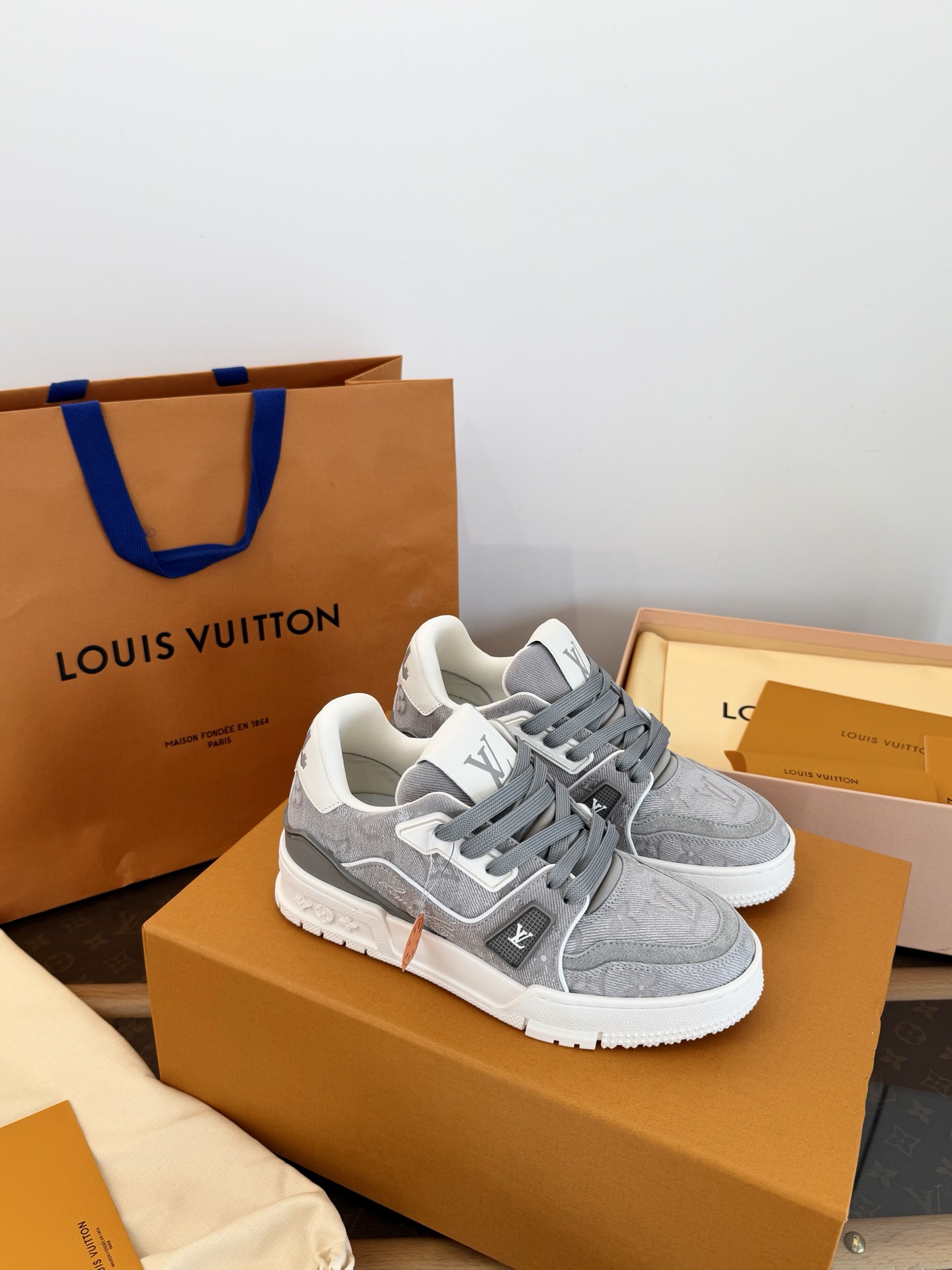 LOUIS VUITTON Trainer 2026スエードヴィンテージ風 スニーカー 最高級素材 ヴィンテージ風 最高級代行品質