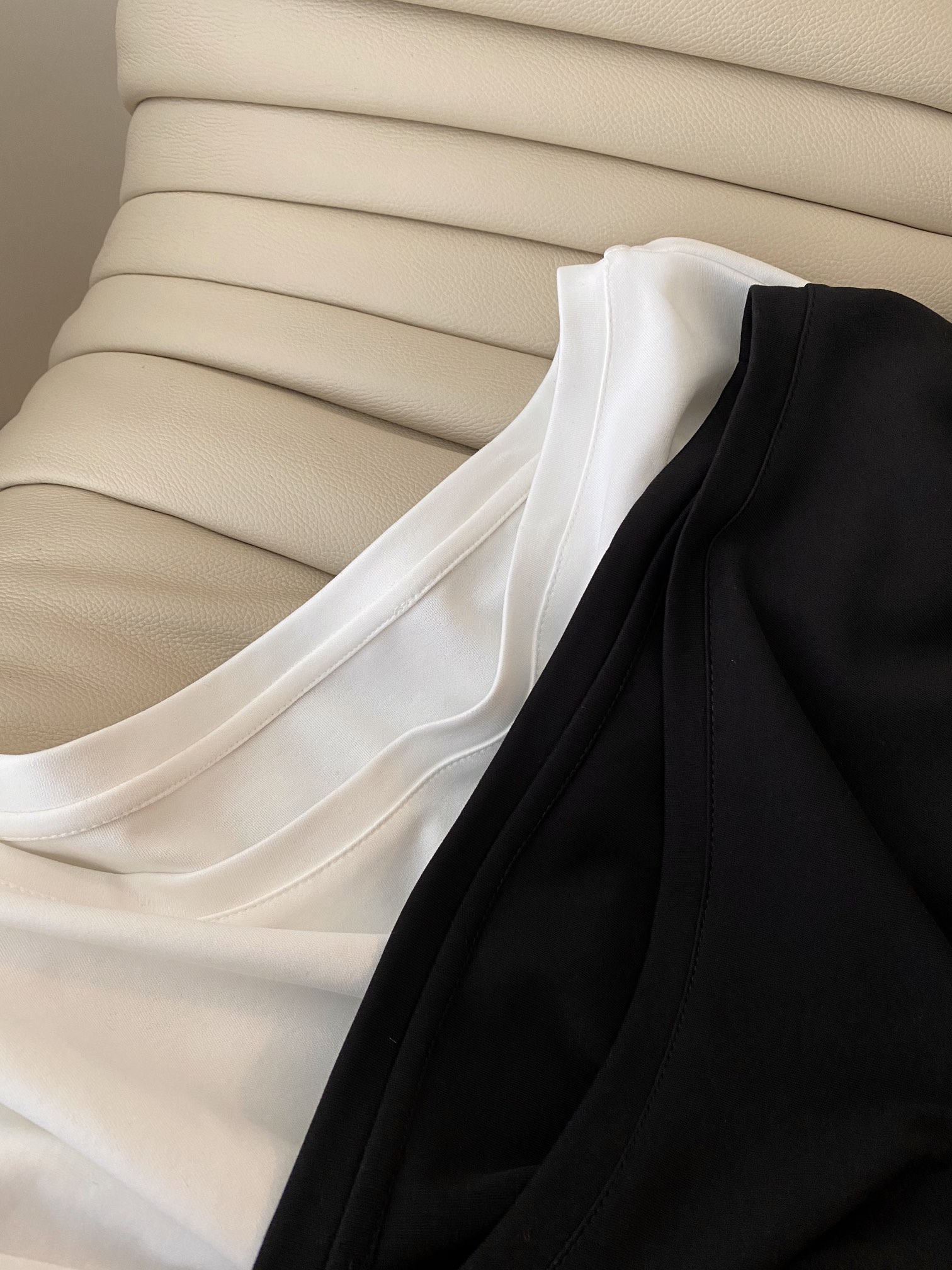 “24FW Cotton T-Shirts for Single Women: Versatile and Stylish U-Collar Design” - 图片 3