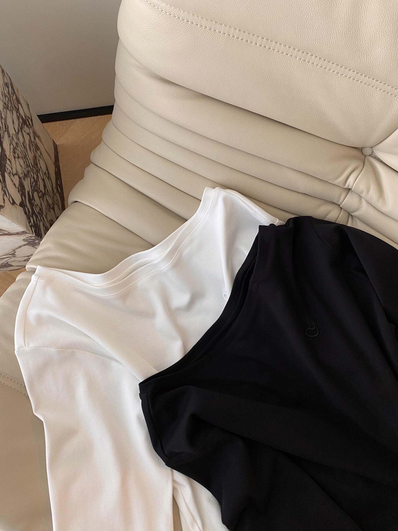 “24FW Cotton T-Shirts for Single Women: Versatile and Stylish U-Collar Design” - 图片 2