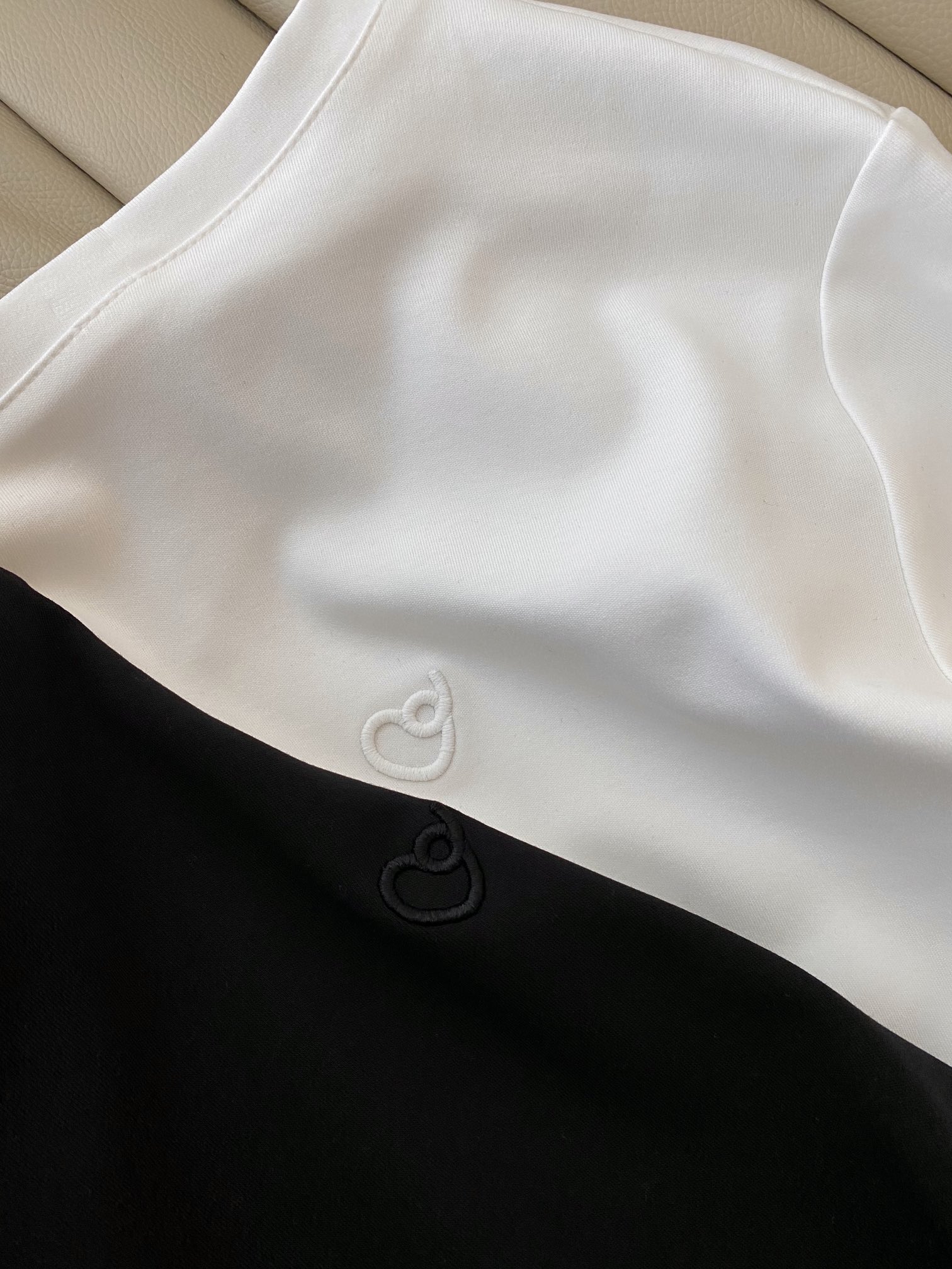 “24FW Cotton T-Shirts for Single Women: Versatile and Stylish U-Collar Design” - 图片 5