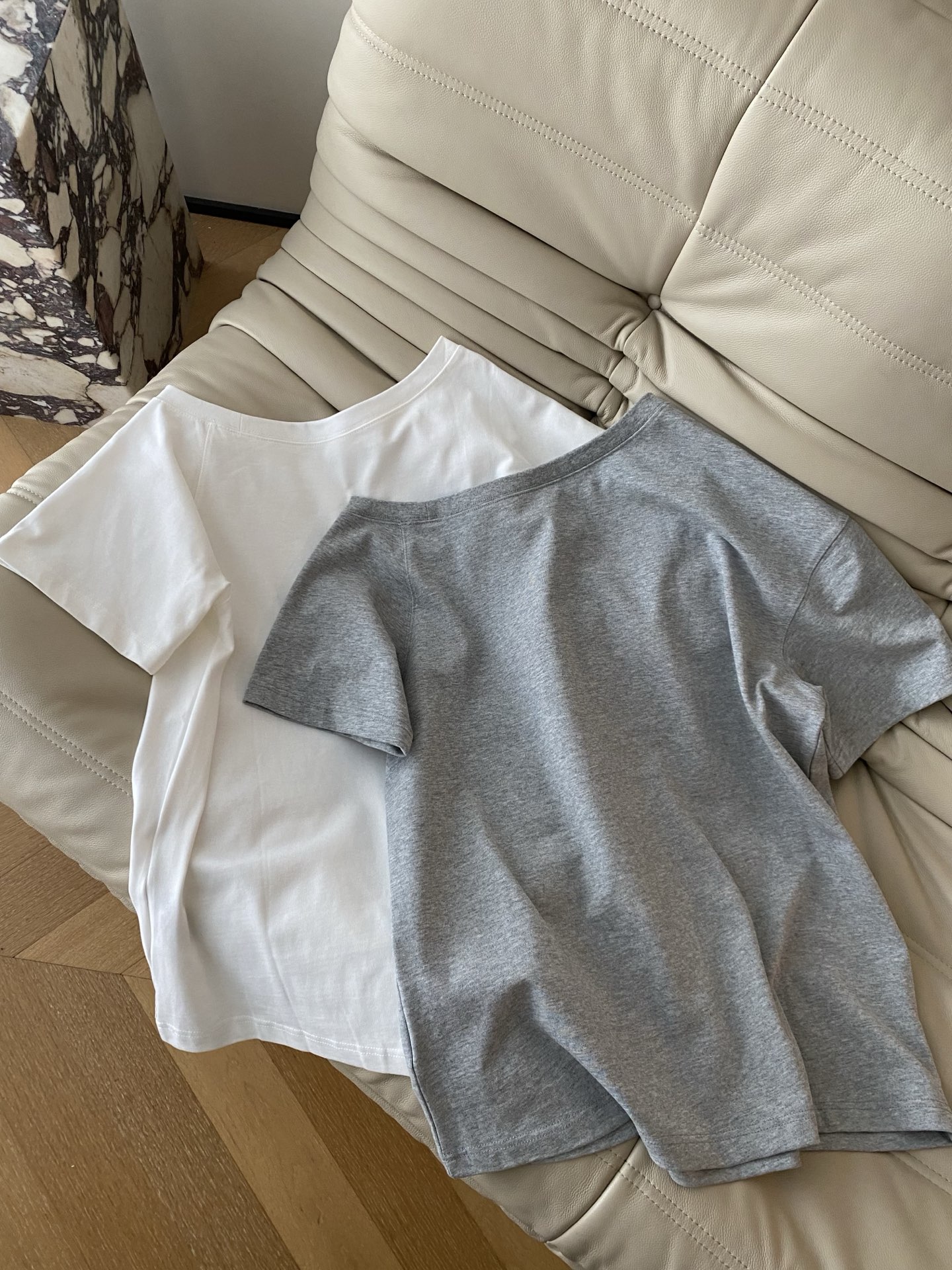 25Ss 春夏 珍珠狗狗T恤 采用具有弹性结构棉面料 维薇斜肩版型时髦大方小阔版身型不挑人 超美式的腊肠