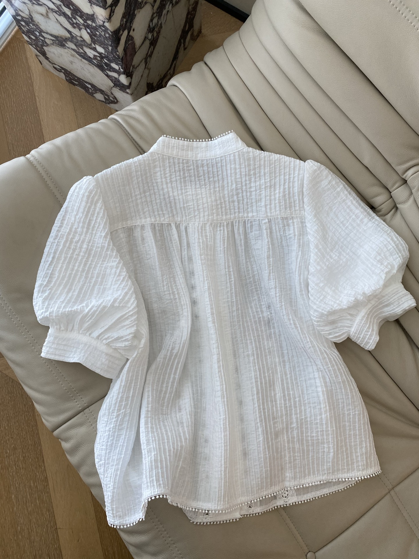 25Ss春夏 娃娃领泡泡袖褶皱衬衫上衣 宽松版型设计廓形轻盈不厚重 肌理感褶皱容量立体营造舒适空间量感 