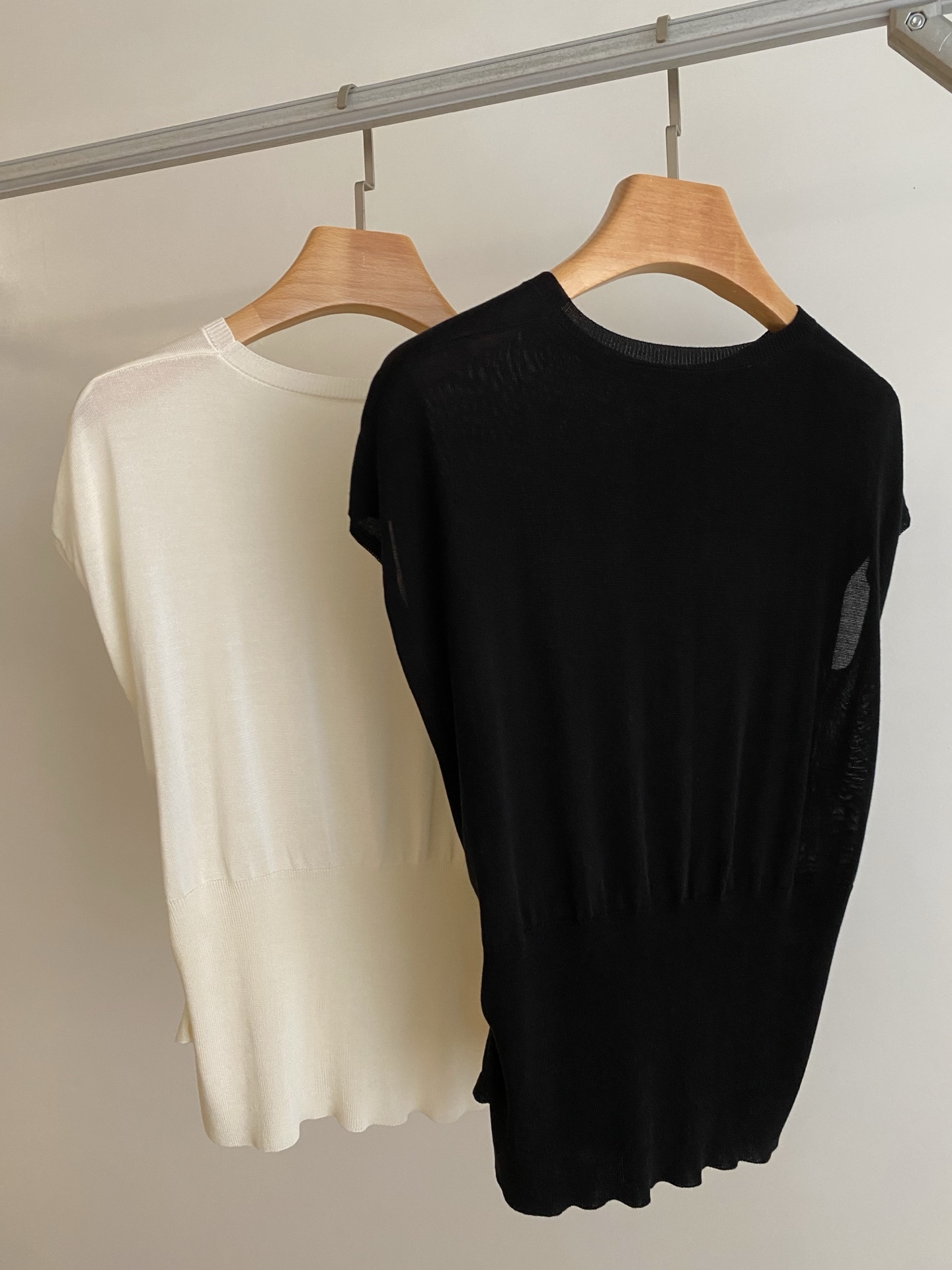 Stylish One-Size-Fits-All Female Outfit with Cross-Button Knitting and Grooves - 图片 7