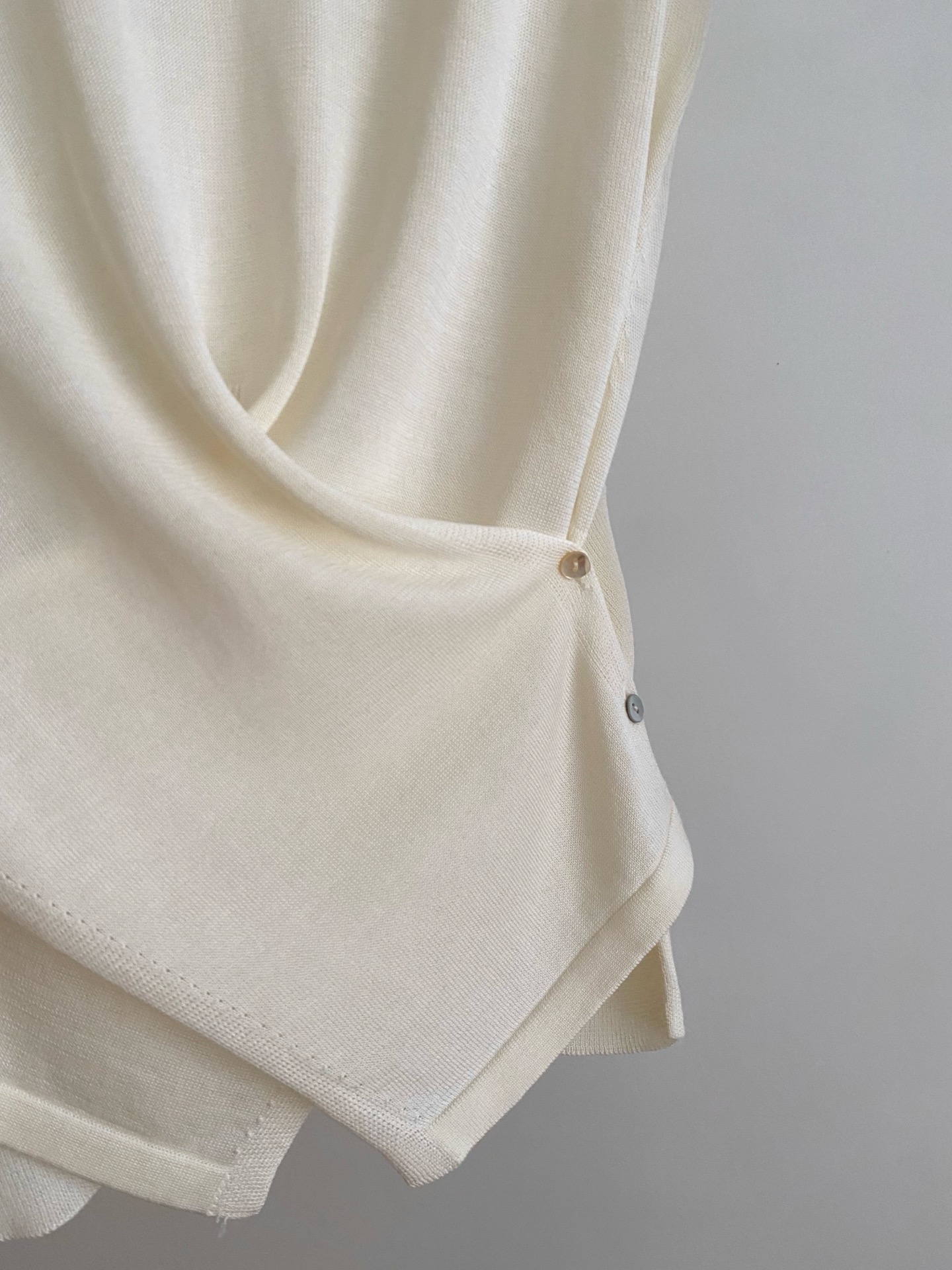 Stylish One-Size-Fits-All Female Outfit with Cross-Button Knitting and Grooves - 图片 4
