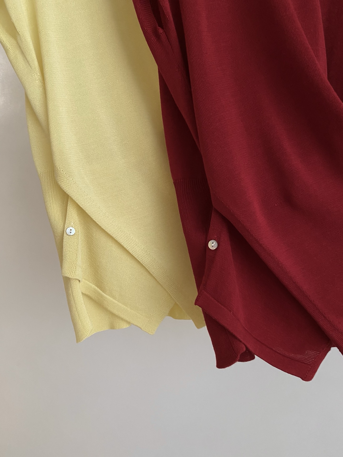 Stylish One-Size-Fits-All Female Outfit with Cross-Button Knitting and Grooves - 图片 6