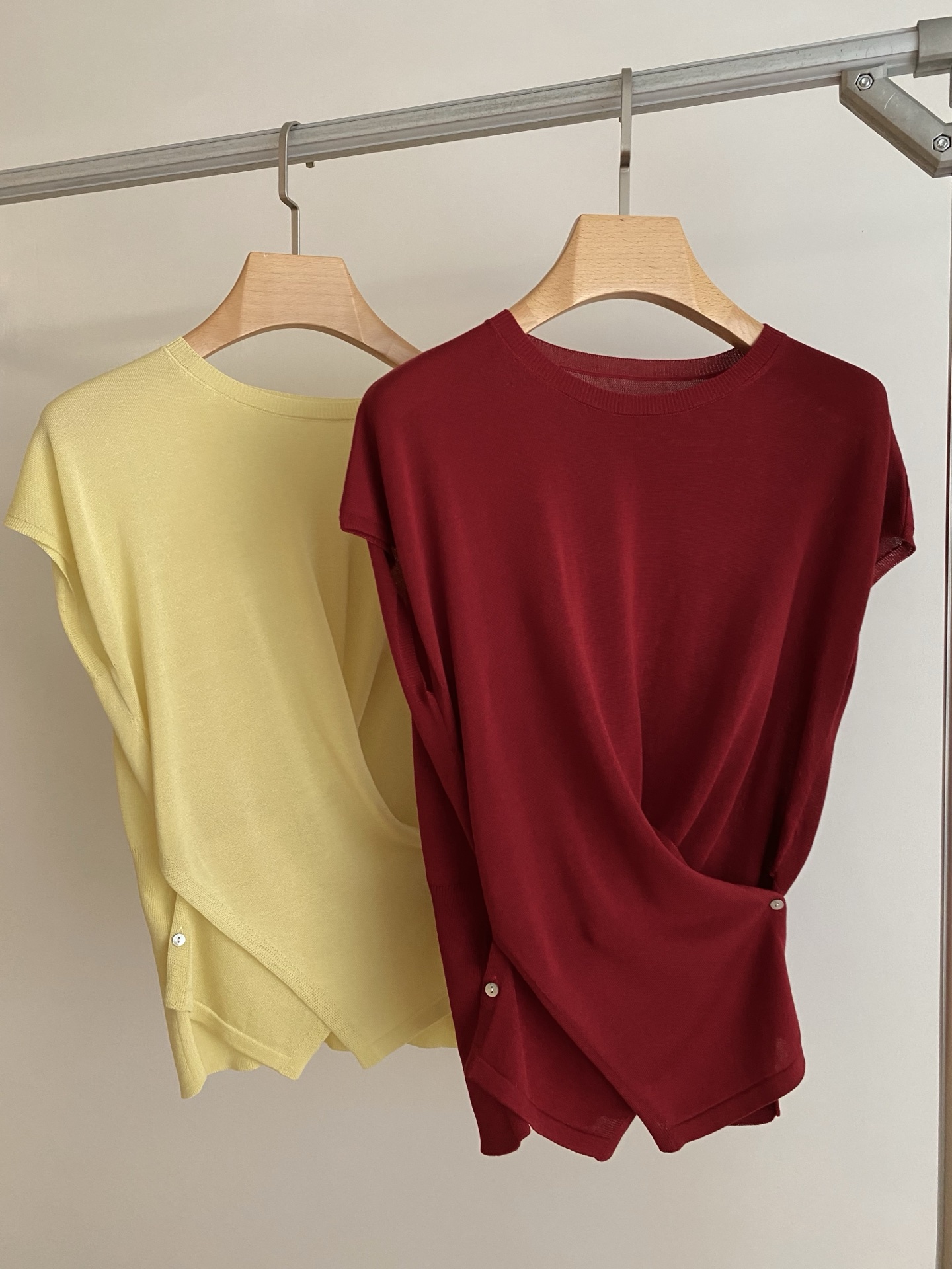 Stylish One-Size-Fits-All Female Outfit with Cross-Button Knitting and Grooves - 图片 5