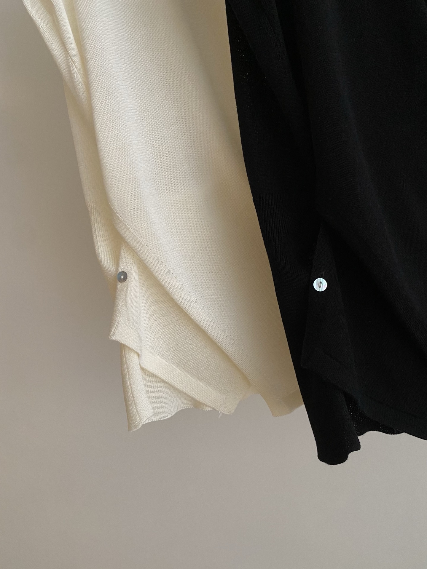 Stylish One-Size-Fits-All Female Outfit with Cross-Button Knitting and Grooves - 图片 3
