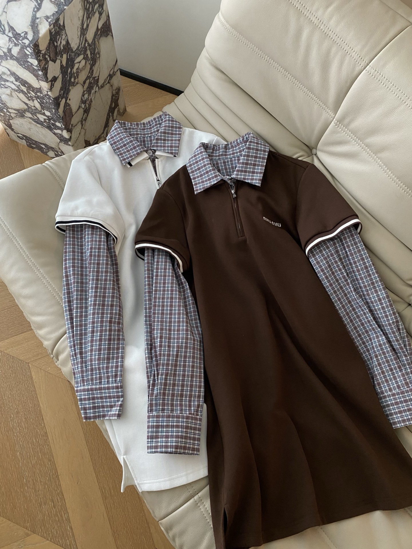 25。F秋冬 MIU撞色格子翻领宽松休闲连衣裙 混纺棉纱线针织半拉链衬衣领拼接假两件即视感 胸前标志性的