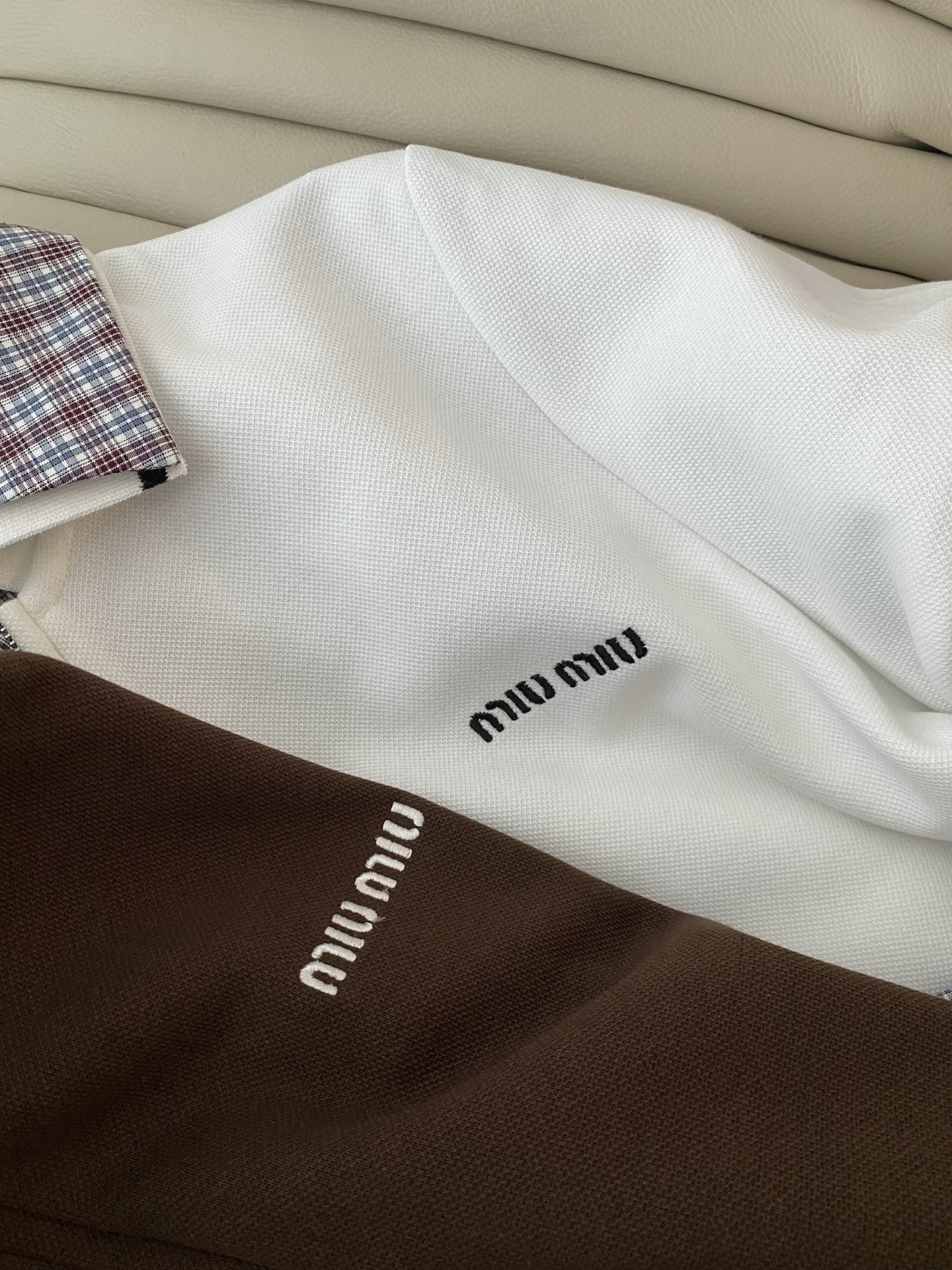 25。F秋冬 MIU撞色格子翻领宽松休闲连衣裙 混纺棉纱线针织半拉链衬衣领拼接假两件即视感 胸前标志性的