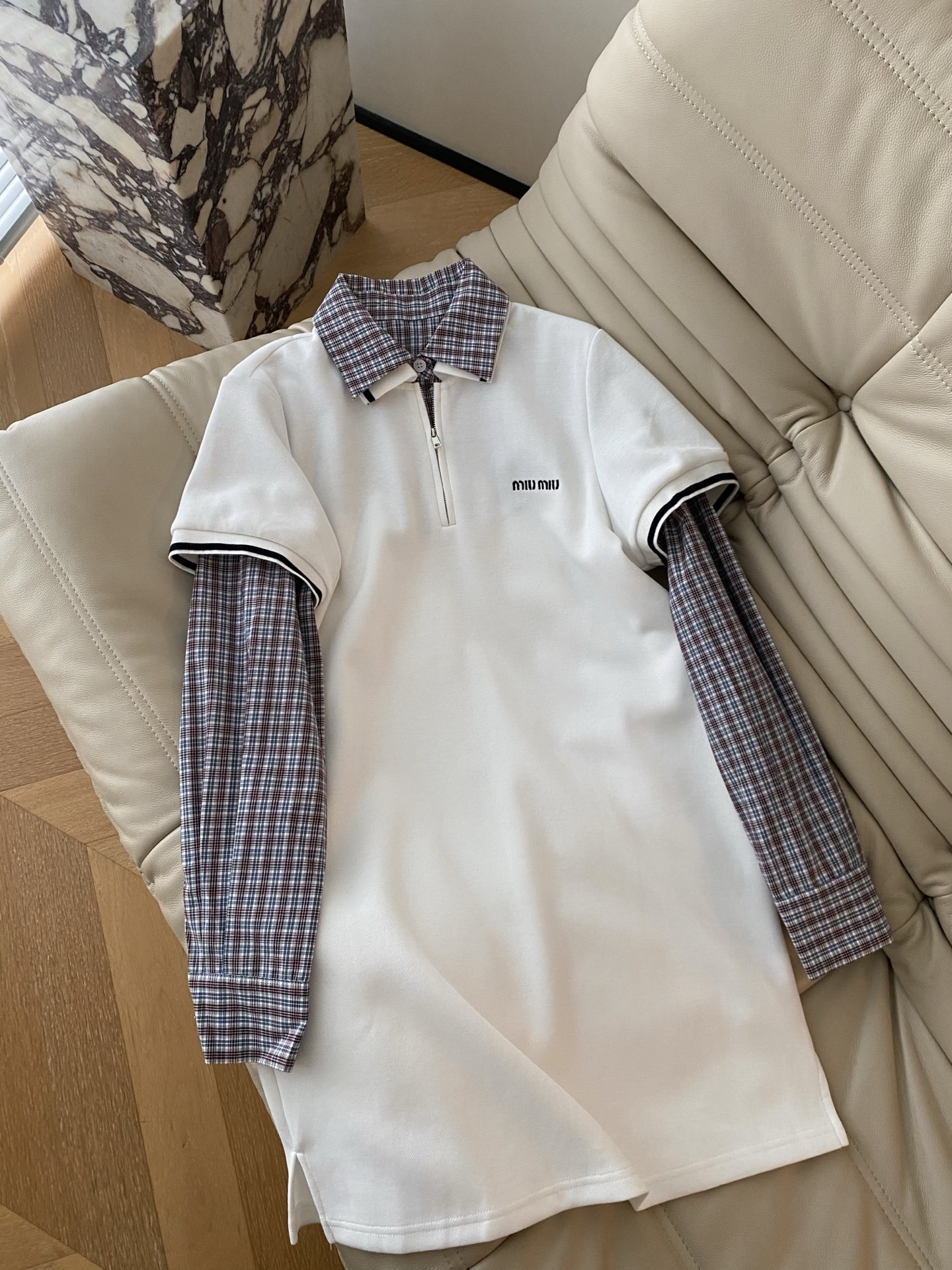 25。F秋冬 MIU撞色格子翻领宽松休闲连衣裙 混纺棉纱线针织半拉链衬衣领拼接假两件即视感 胸前标志性的