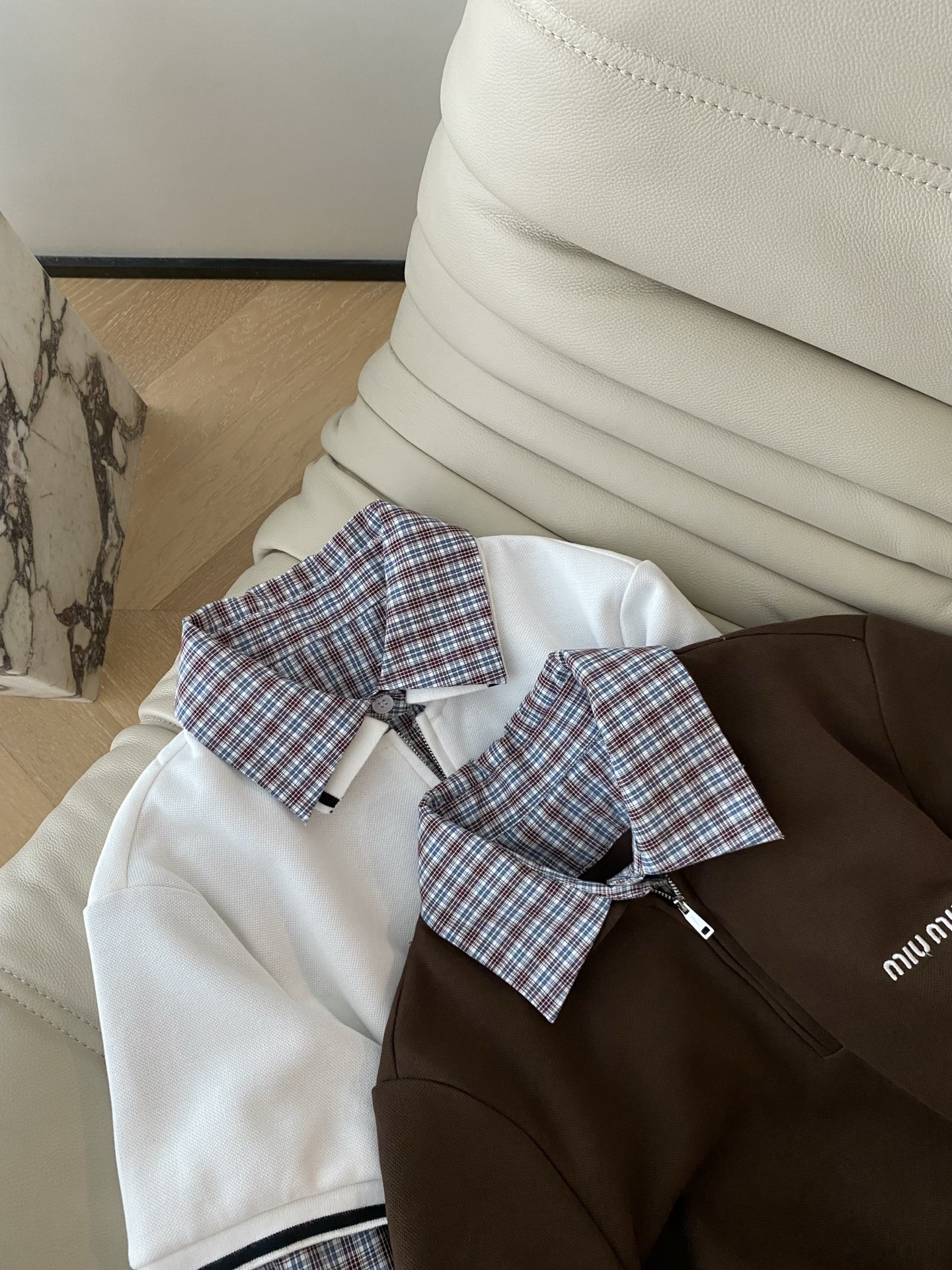 25。F秋冬 MIU撞色格子翻领宽松休闲连衣裙 混纺棉纱线针织半拉链衬衣领拼接假两件即视感 胸前标志性的