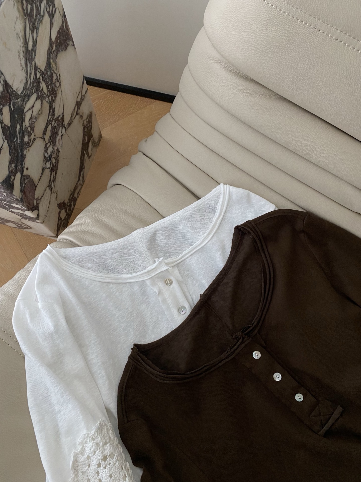 25。F秋冬 圆领纯棉手袖钩花上衣 面料采用纯棉混纺面料 手袖钩花工艺设计提高了穿着的实用性和时髦度 钩