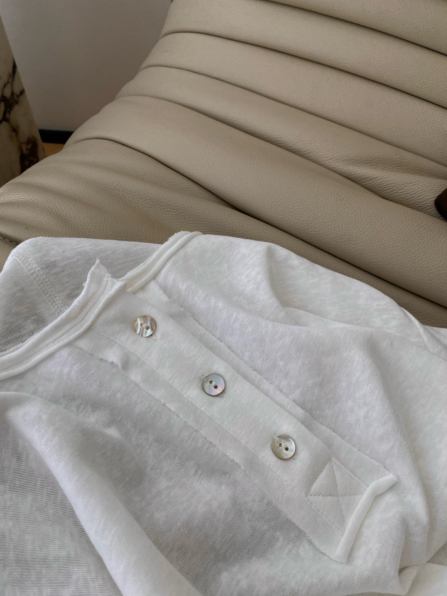 25。F秋冬 圆领纯棉手袖钩花上衣 面料采用纯棉混纺面料 手袖钩花工艺设计提高了穿着的实用性和时髦度 钩