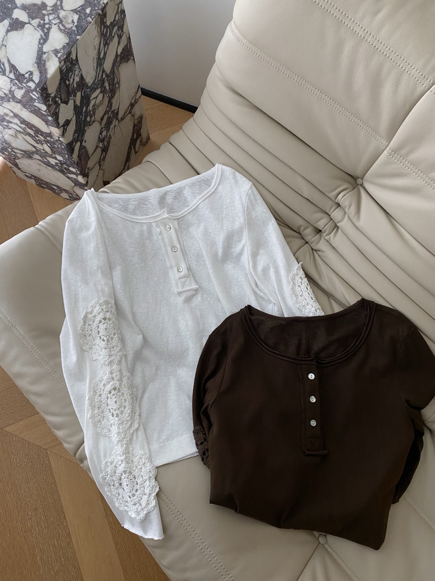 25。F秋冬 圆领纯棉手袖钩花上衣 面料采用纯棉混纺面料 手袖钩花工艺设计提高了穿着的实用性和时髦度 钩