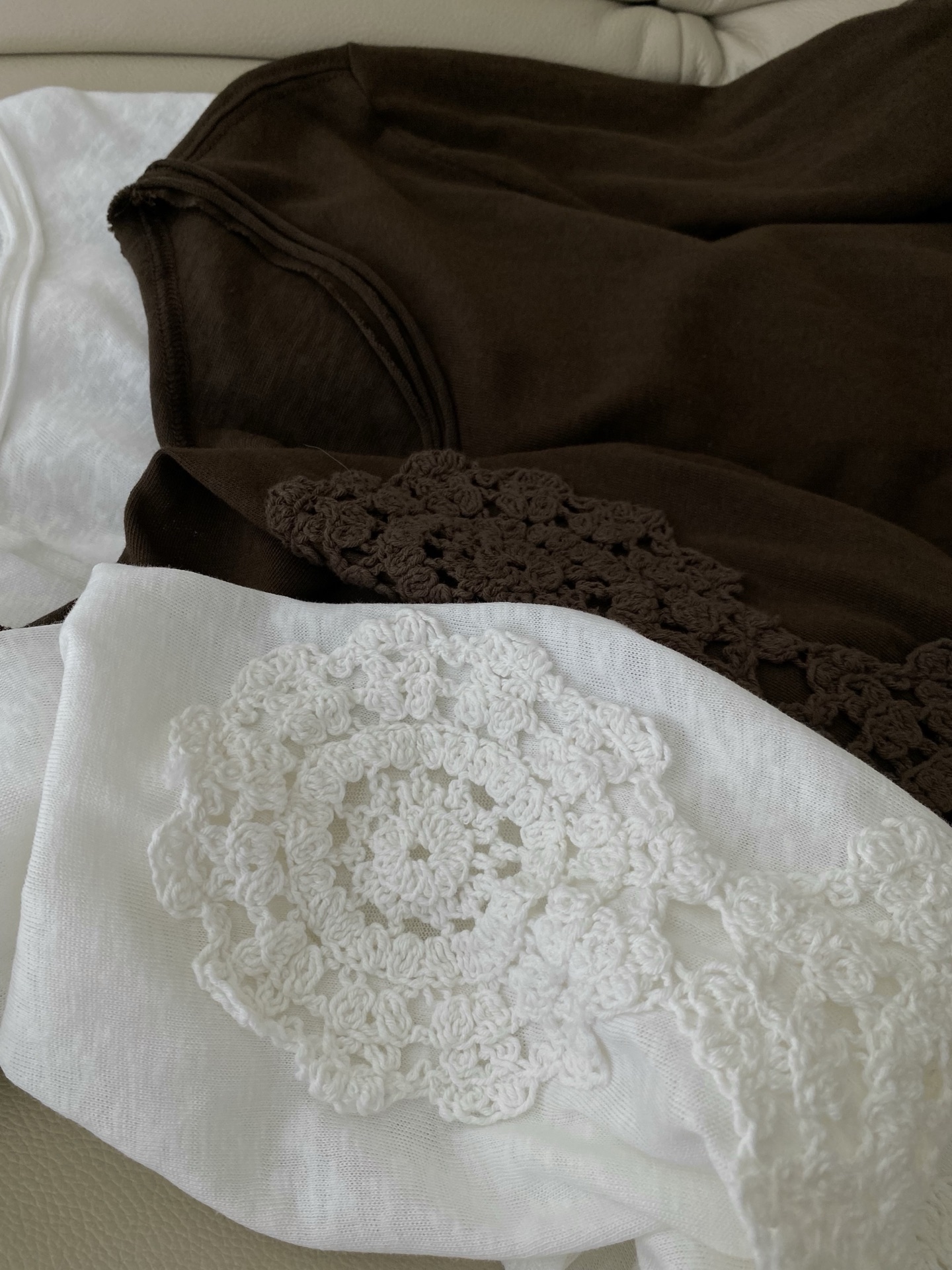 25。F秋冬 圆领纯棉手袖钩花上衣 面料采用纯棉混纺面料 手袖钩花工艺设计提高了穿着的实用性和时髦度 钩