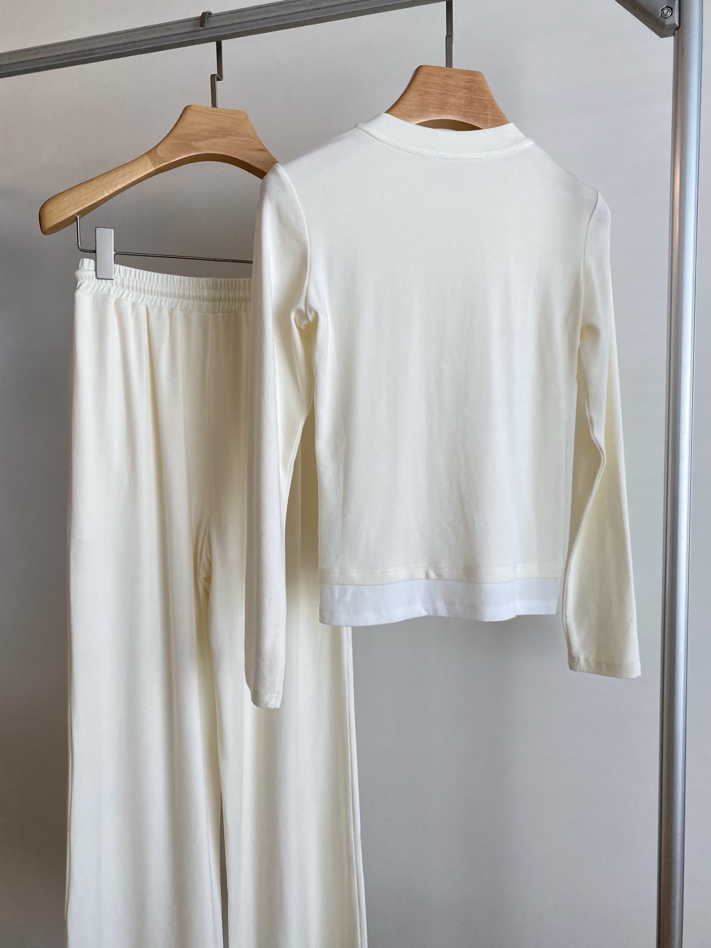 25。F秋冬 刺绣logo休闲套装  毫无搭配烦恼 假两件式撞色上衣松紧带卫裤 超推荐的一套 超级吸睛款