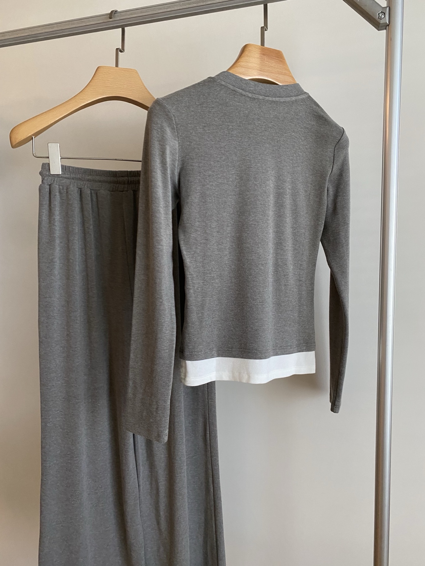 25。F秋冬 刺绣logo休闲套装  毫无搭配烦恼 假两件式撞色上衣松紧带卫裤 超推荐的一套 超级吸睛款