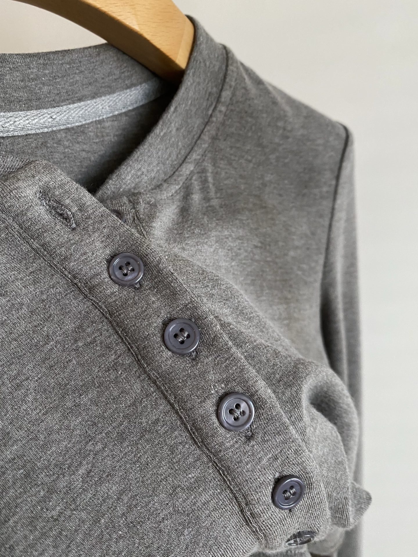 25。F秋冬 刺绣logo休闲套装  毫无搭配烦恼 假两件式撞色上衣松紧带卫裤 超推荐的一套 超级吸睛款