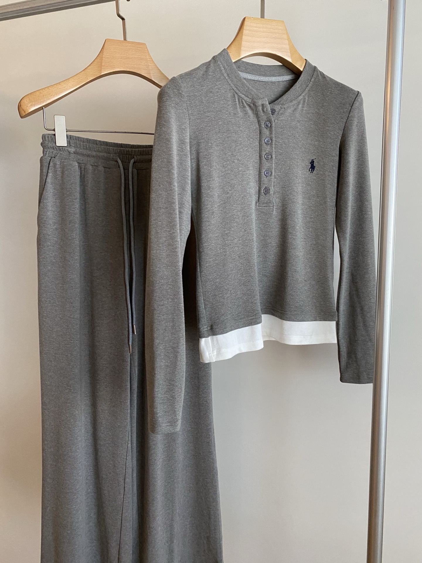 25。F秋冬 刺绣logo休闲套装  毫无搭配烦恼 假两件式撞色上衣松紧带卫裤 超推荐的一套 超级吸睛款