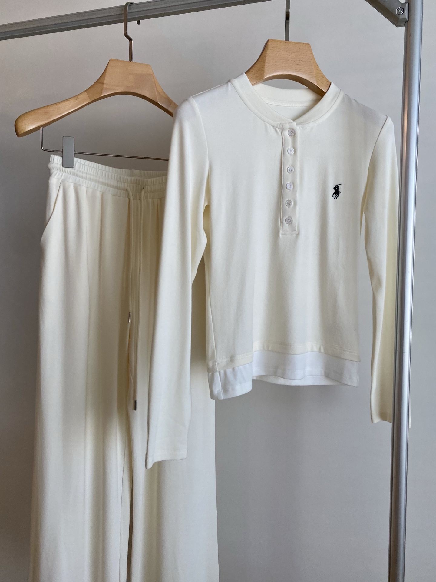 25。F秋冬 刺绣logo休闲套装  毫无搭配烦恼 假两件式撞色上衣松紧带卫裤 超推荐的一套 超级吸睛款