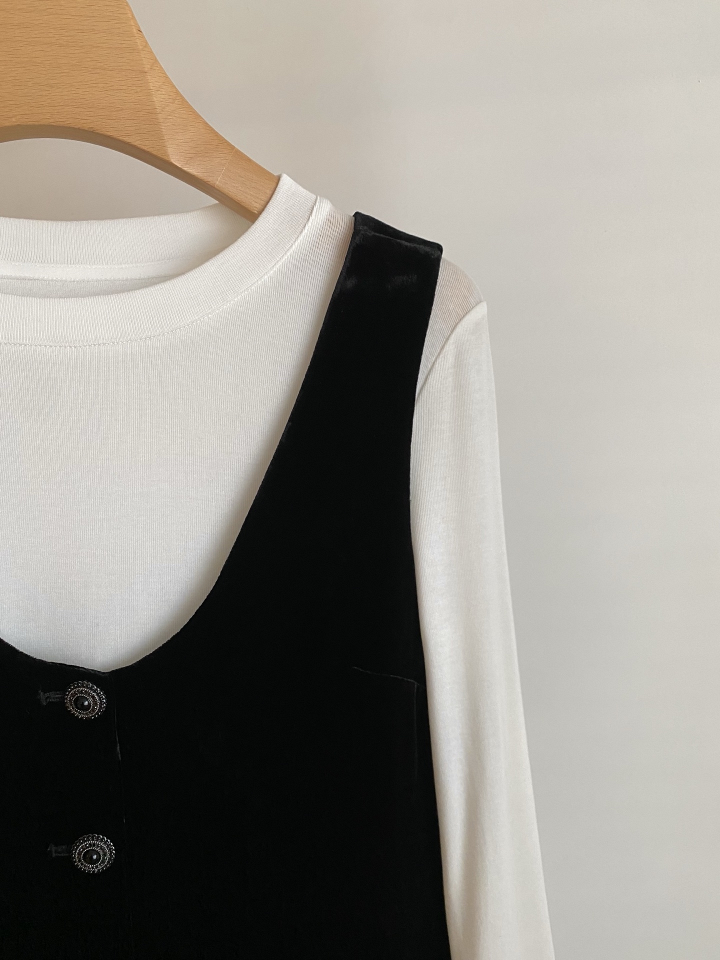 25。F秋冬 天丝羊毛混纺打底搭真丝丝绒连衣裙套装 上衣面料柔软舒适实穿度拉满 搭配真丝丝绒背带裙简约版