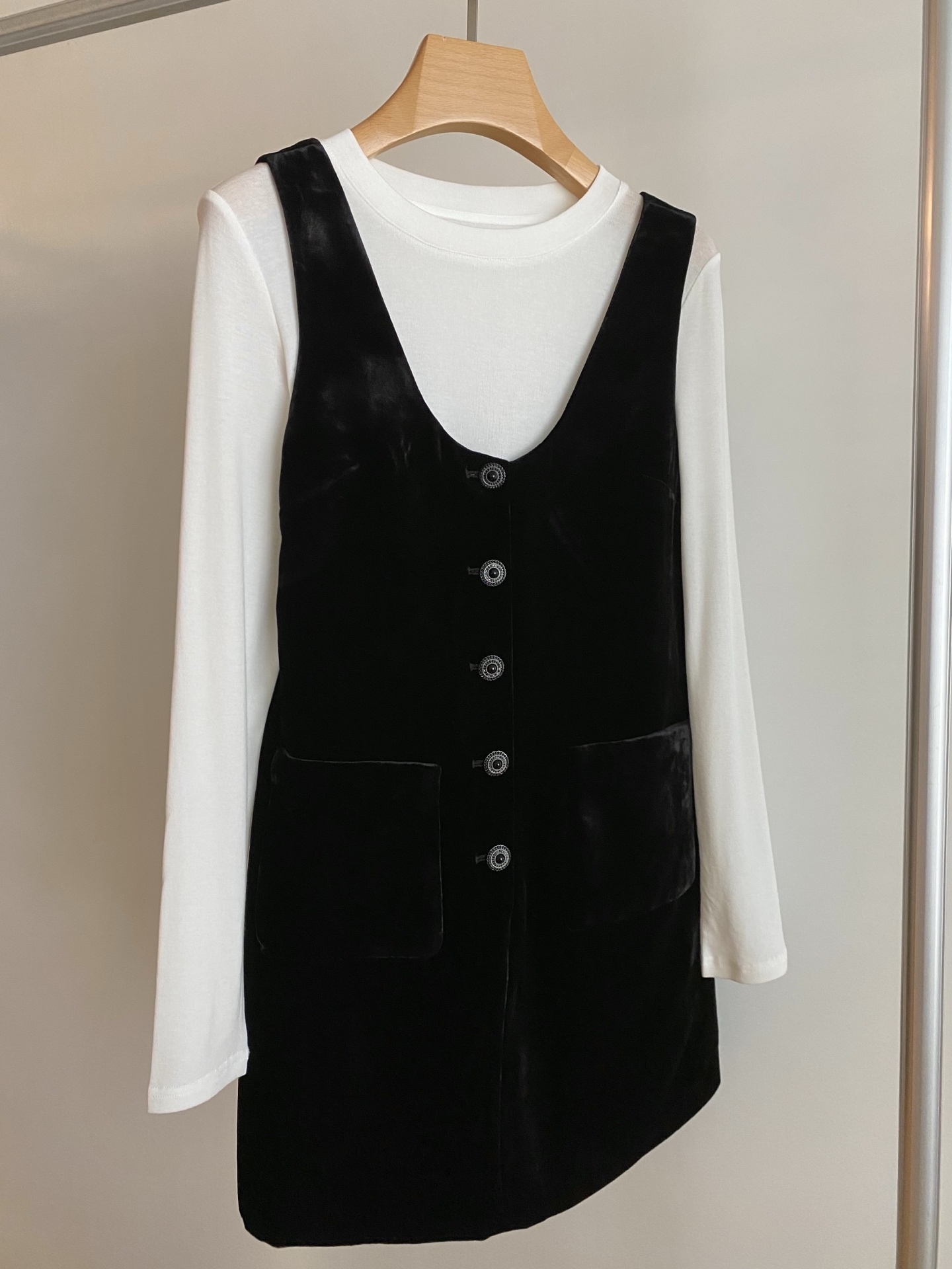 25。F秋冬 天丝羊毛混纺打底搭真丝丝绒连衣裙套装 上衣面料柔软舒适实穿度拉满 搭配真丝丝绒背带裙简约版