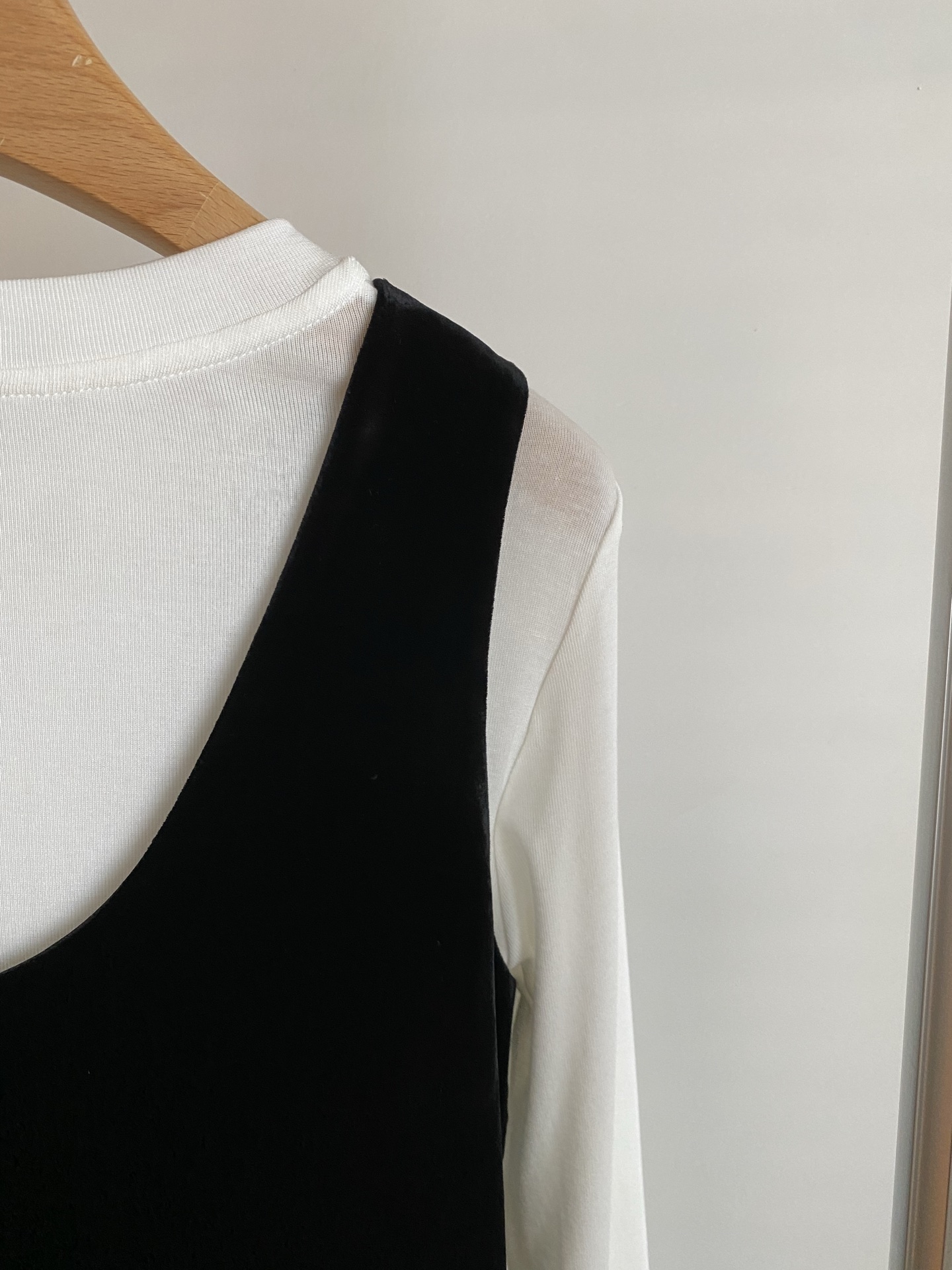 25。F秋冬 天丝羊毛混纺打底搭真丝丝绒连衣裙套装 上衣面料柔软舒适实穿度拉满 搭配真丝丝绒背带裙简约版