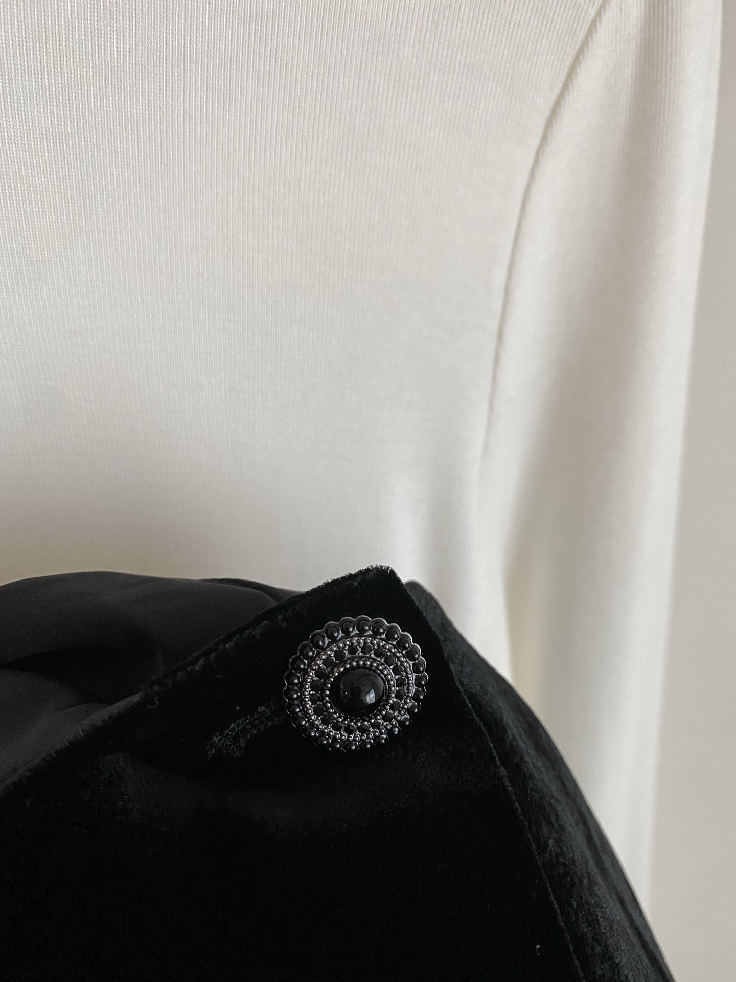 25。F秋冬 天丝羊毛混纺打底搭真丝丝绒连衣裙套装 上衣面料柔软舒适实穿度拉满 搭配真丝丝绒背带裙简约版