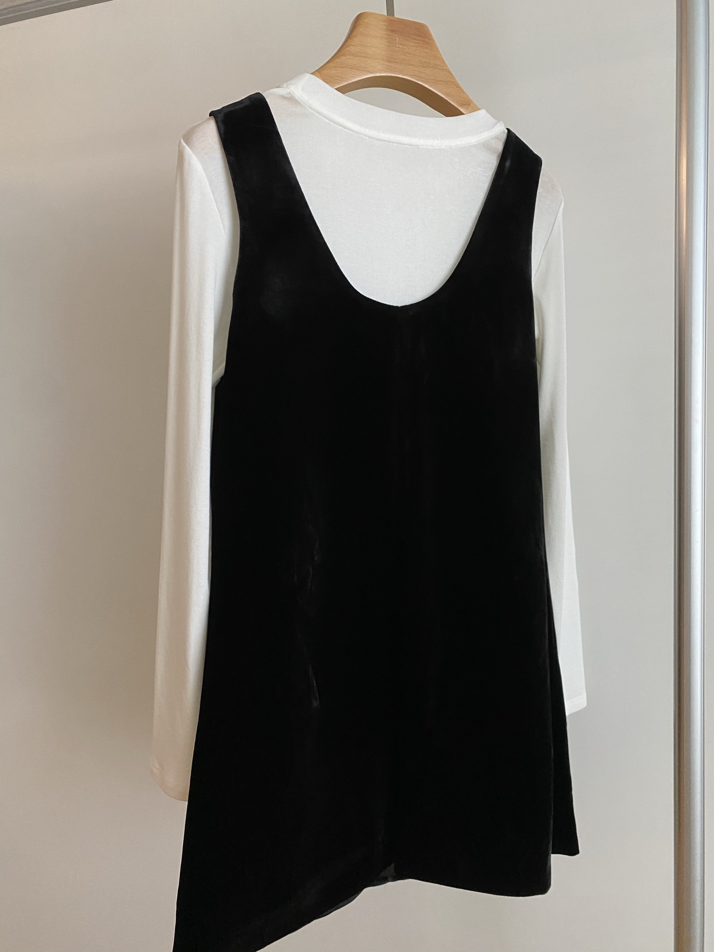 25。F秋冬 天丝羊毛混纺打底搭真丝丝绒连衣裙套装 上衣面料柔软舒适实穿度拉满 搭配真丝丝绒背带裙简约版