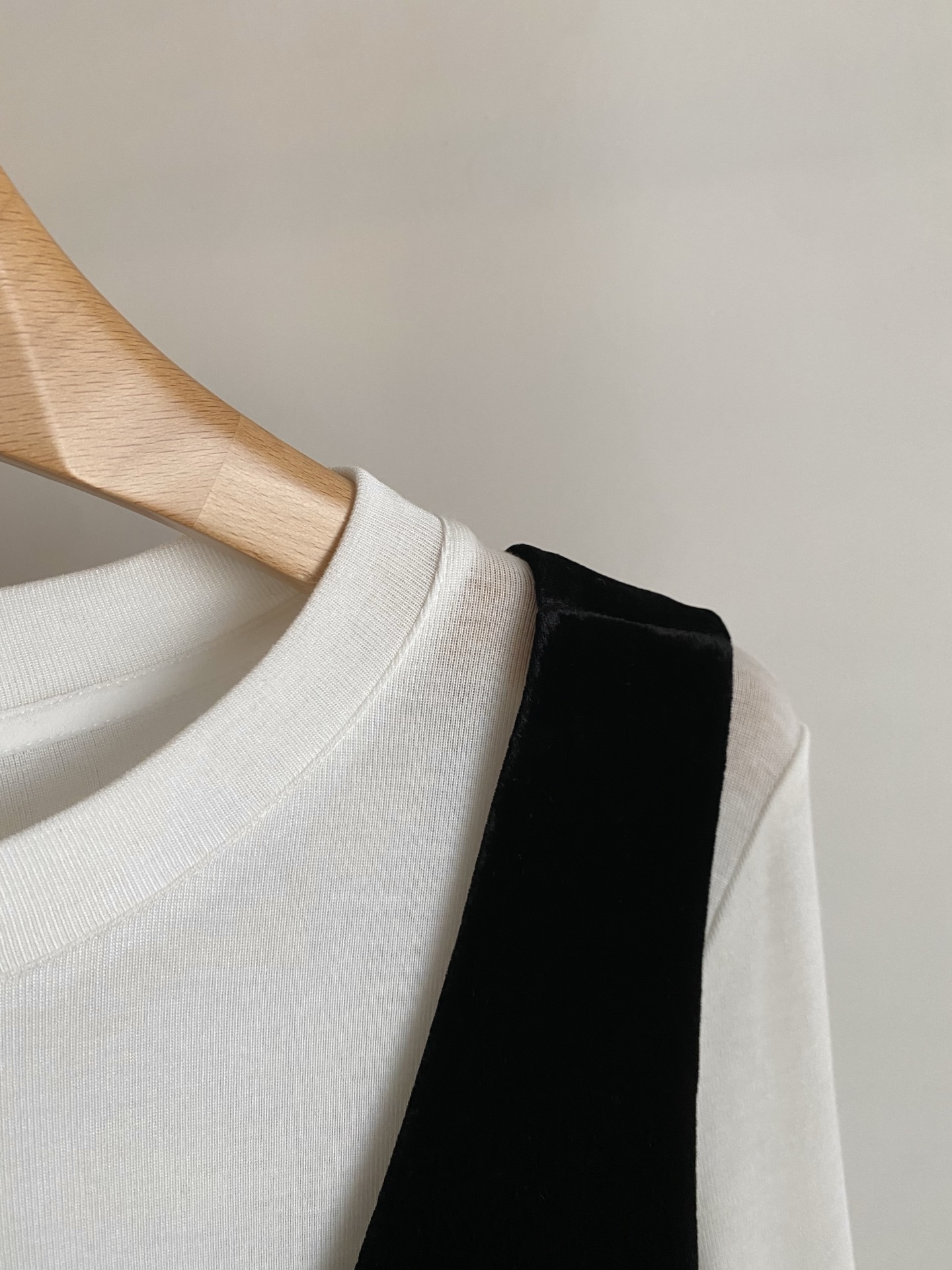 25。F秋冬 天丝羊毛混纺打底搭真丝丝绒连衣裙套装 上衣面料柔软舒适实穿度拉满 搭配真丝丝绒背带裙简约版