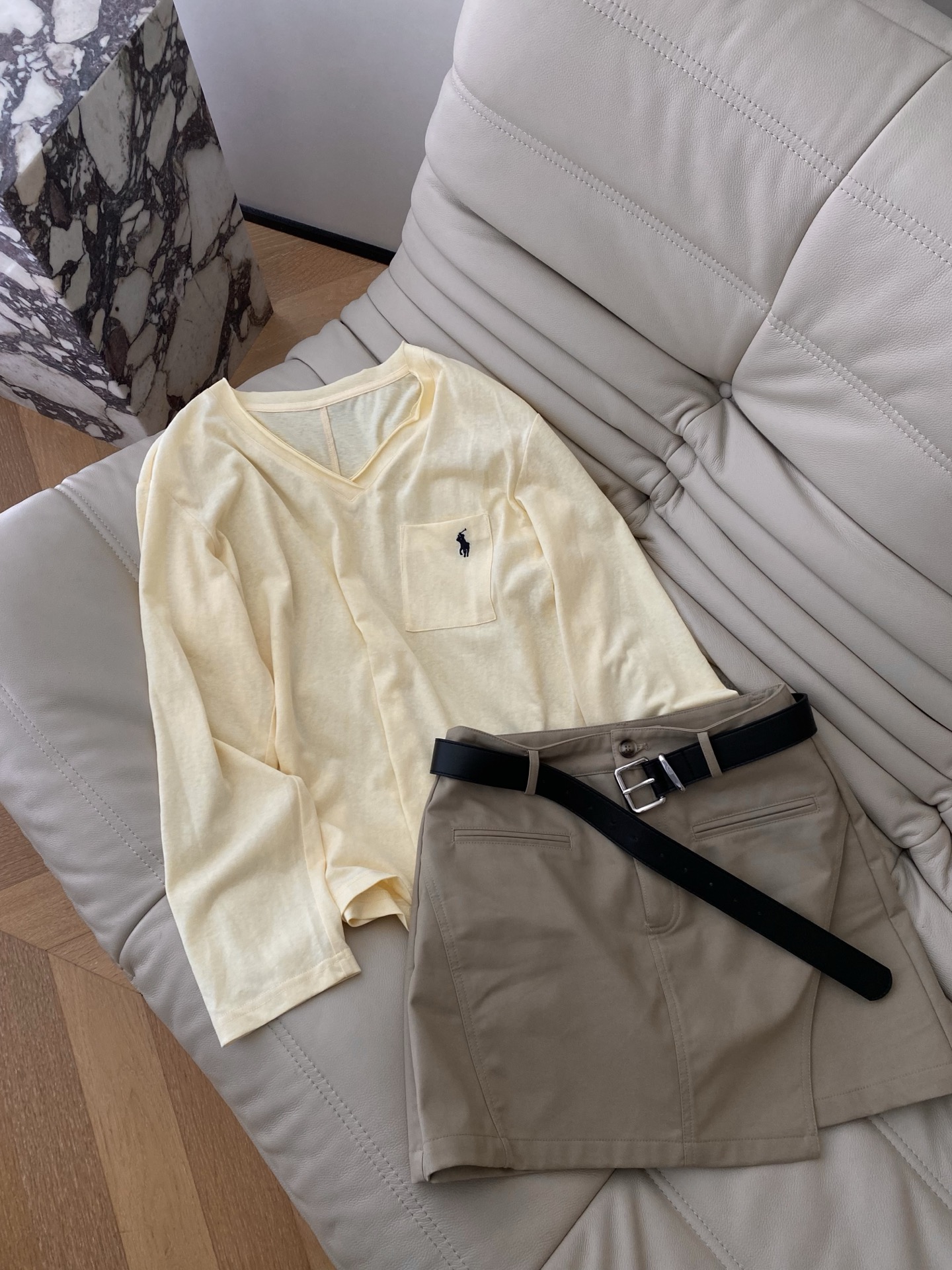 25。F秋冬 Polo刺绣V领休闲T恤 料子采用棉质混纺棉人气款原料 V领oversize版型 胸前口袋